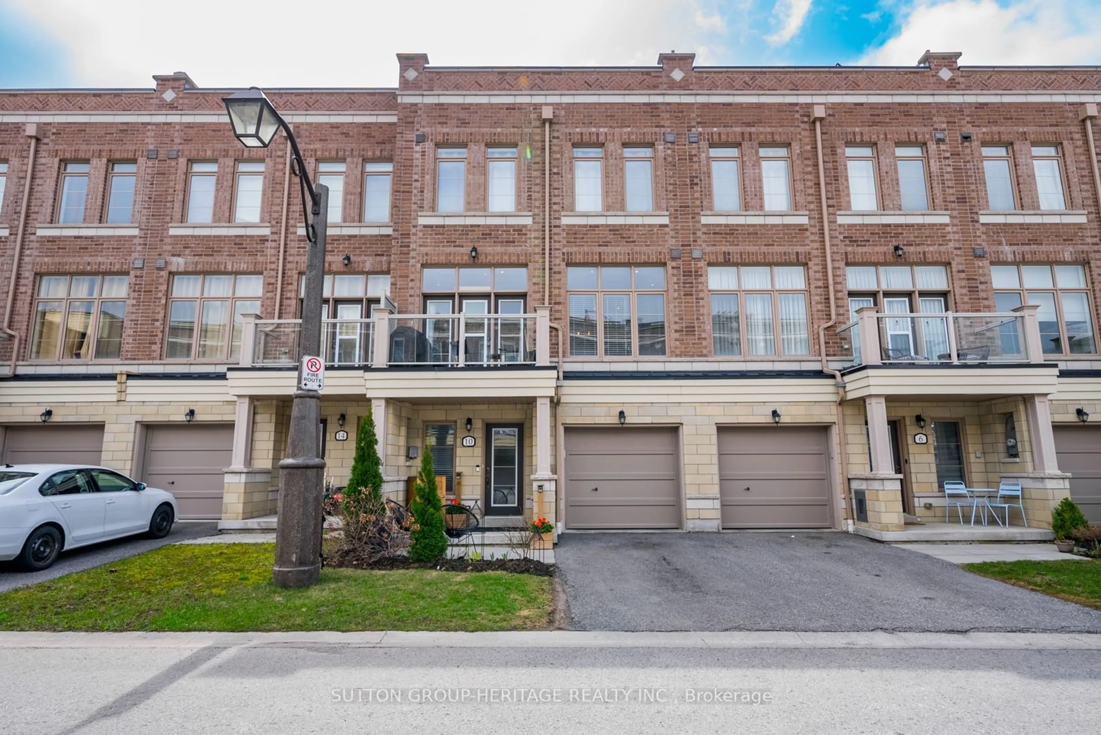 A pic from exterior of the house or condo, the street view for 10 Cornerbank Cres, Whitchurch-Stouffville Ontario L4A 1X1