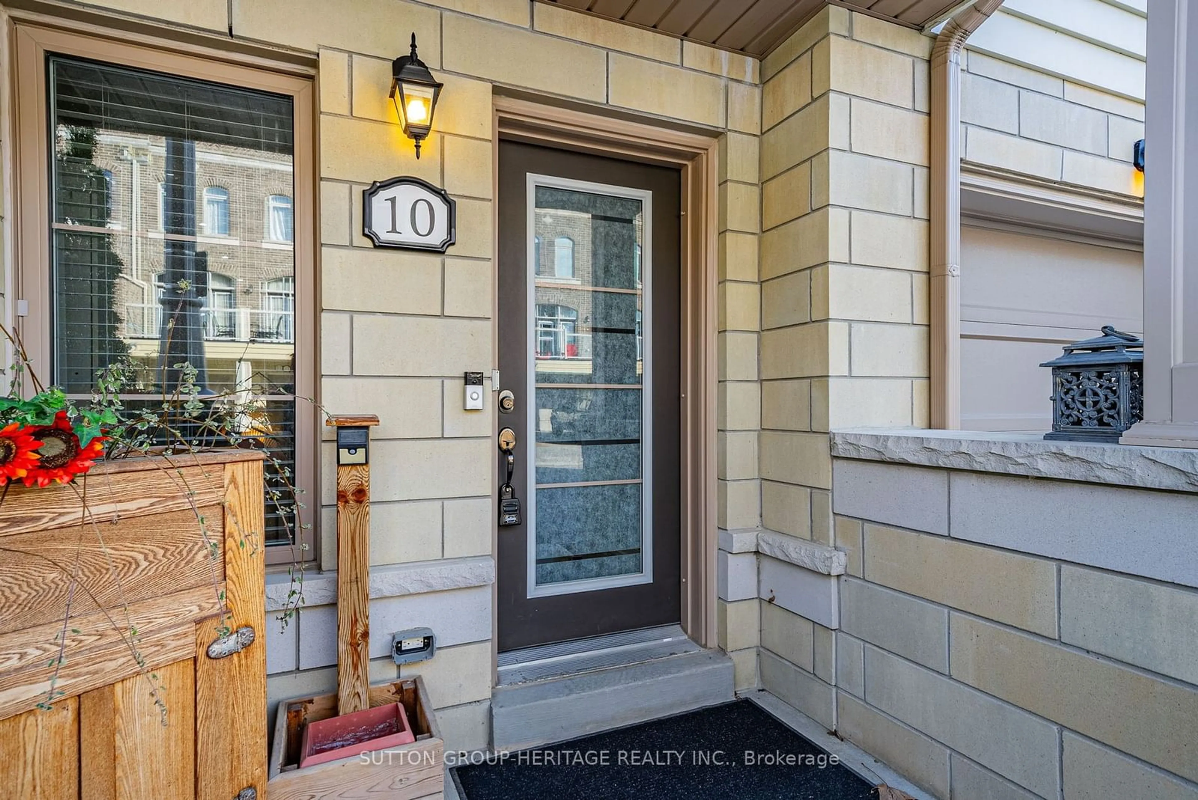 Indoor entryway, wood floors for 10 Cornerbank Cres, Whitchurch-Stouffville Ontario L4A 1X1