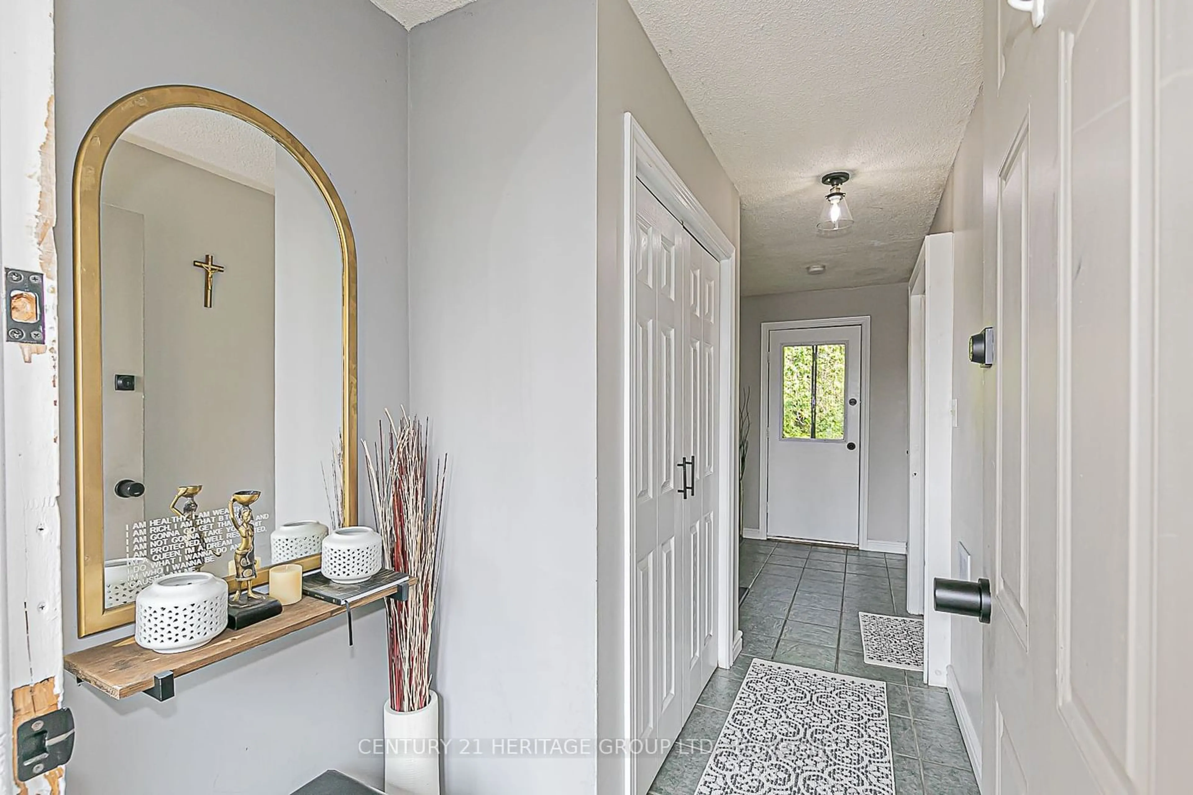 Indoor entryway, ceramic floors for 150 Bayview Ave, Georgina Ontario L4P 2S9