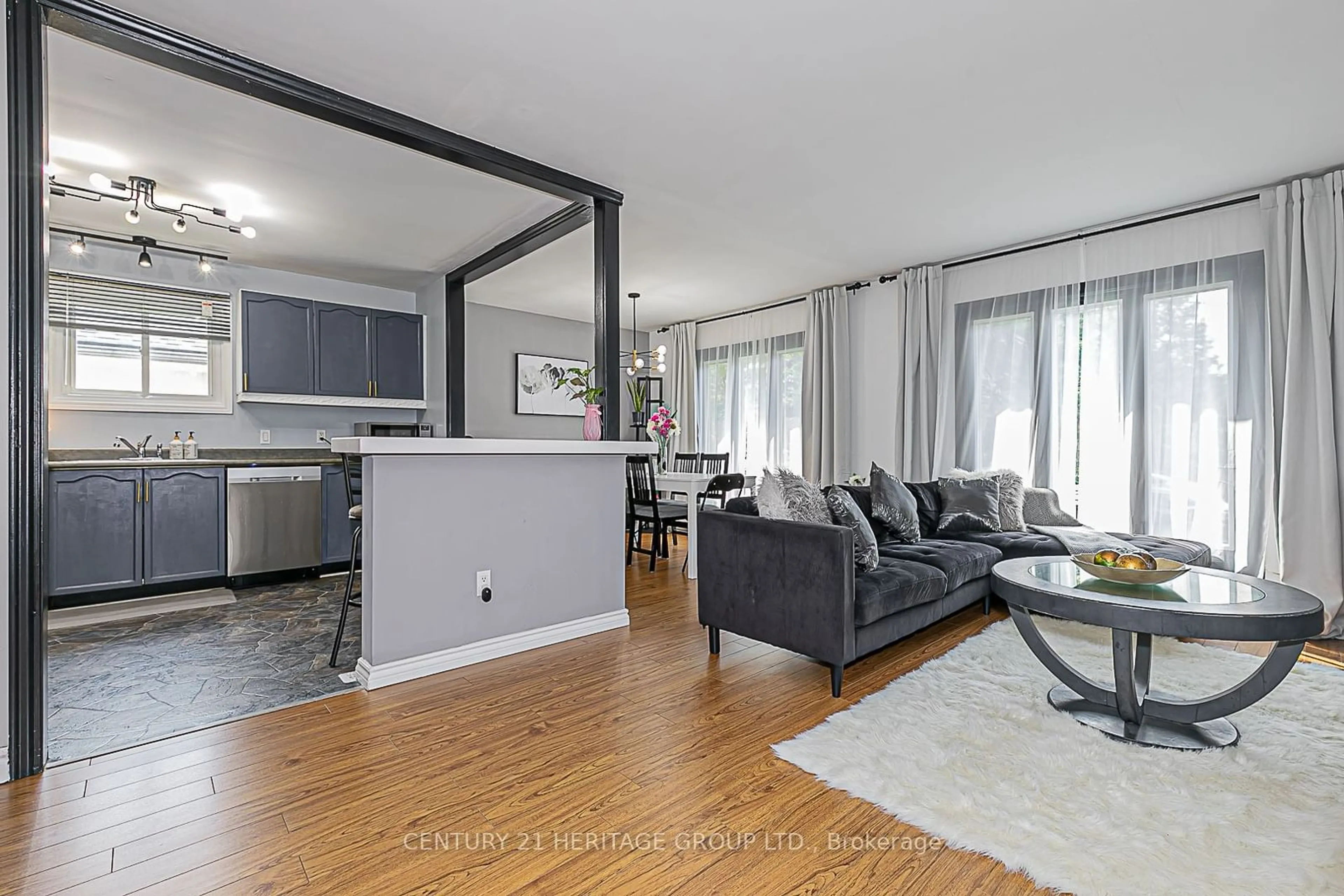 Living room, wood floors for 150 Bayview Ave, Georgina Ontario L4P 2S9