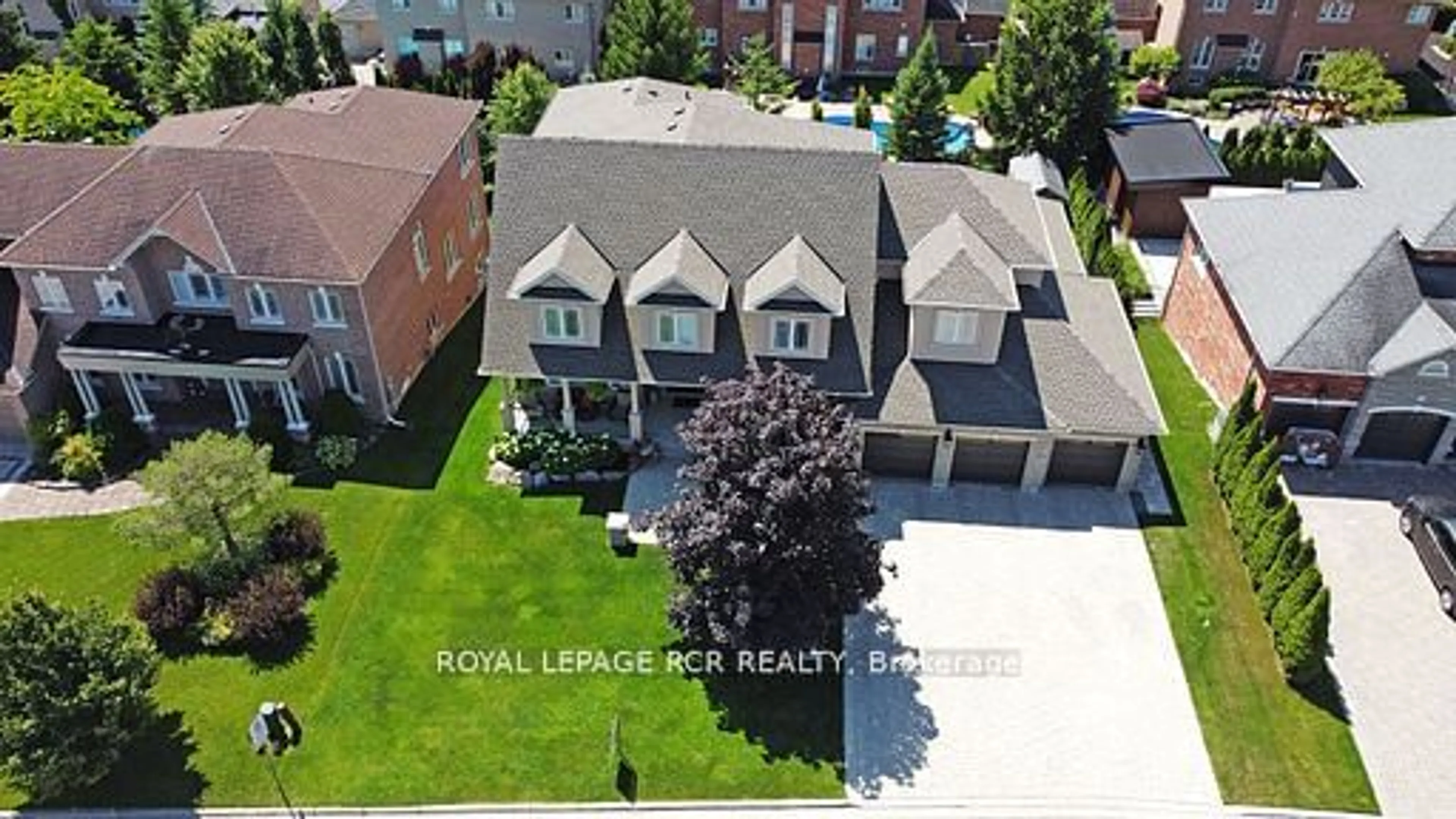 Frontside or backside of a home, the street view for 100 Woodland Hills Blvd, Aurora Ontario L4G 7T5
