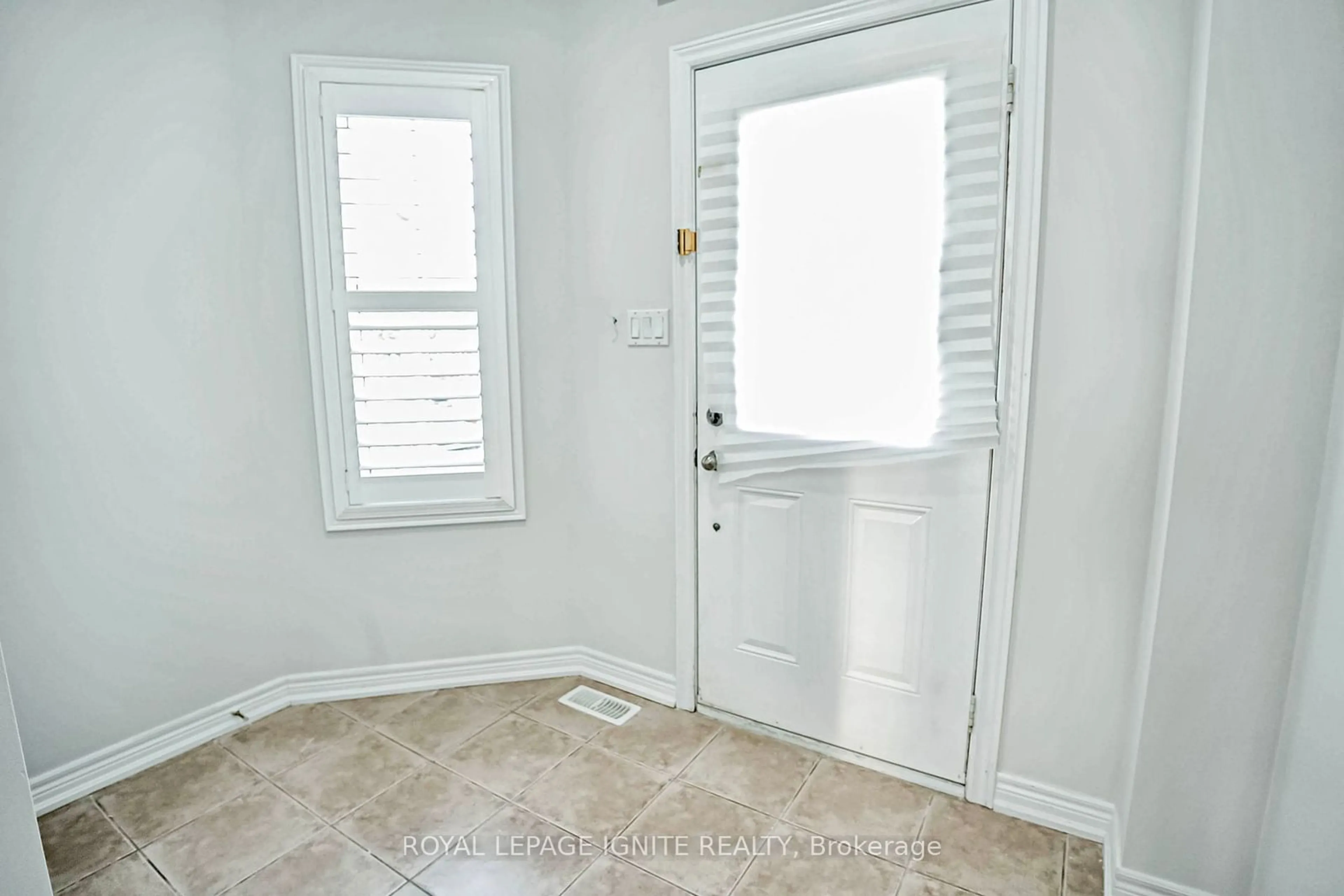 Indoor entryway, wood floors for 108 Ozner Cres, Vaughan Ontario L4H 0E1