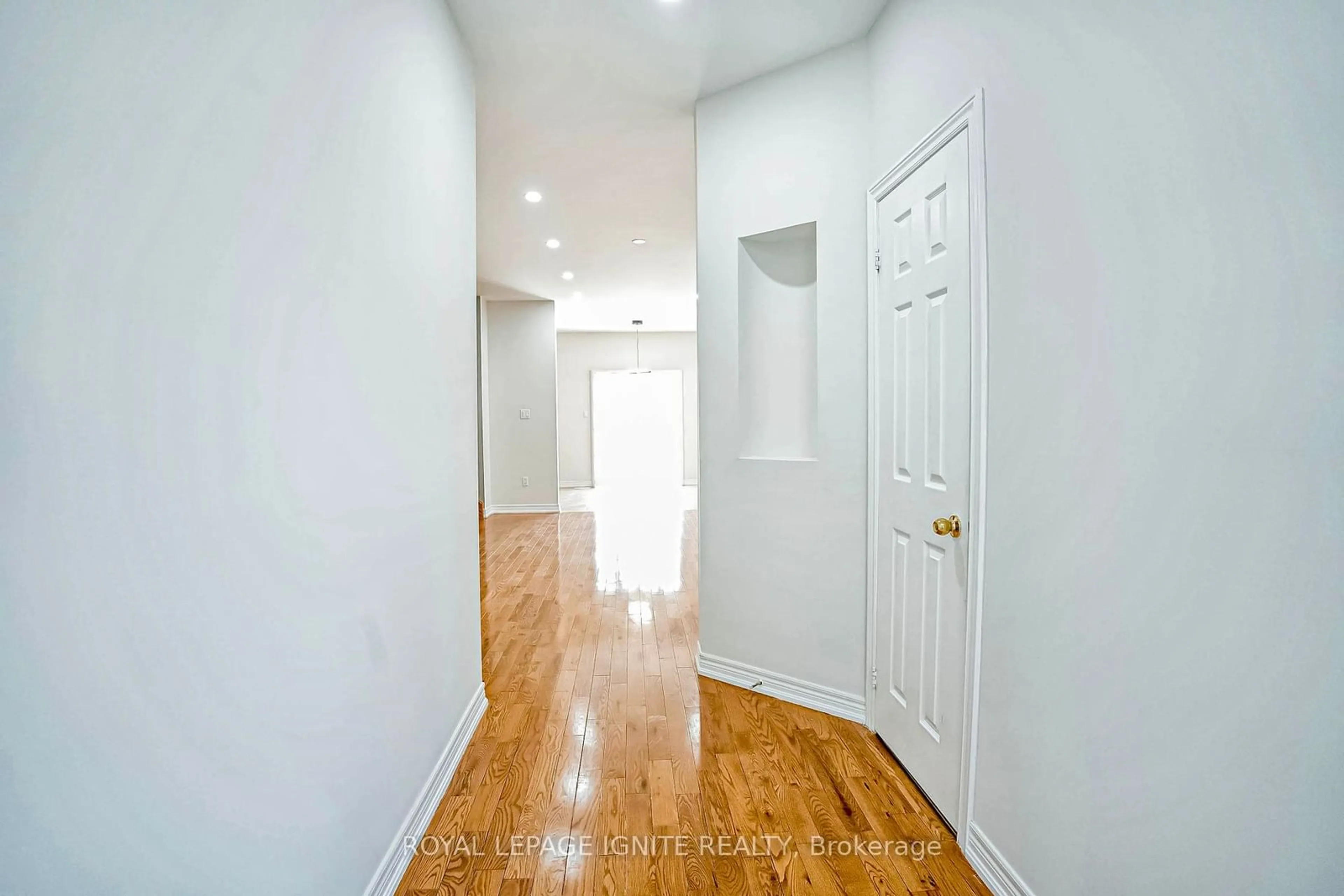 Indoor entryway, wood floors for 108 Ozner Cres, Vaughan Ontario L4H 0E1