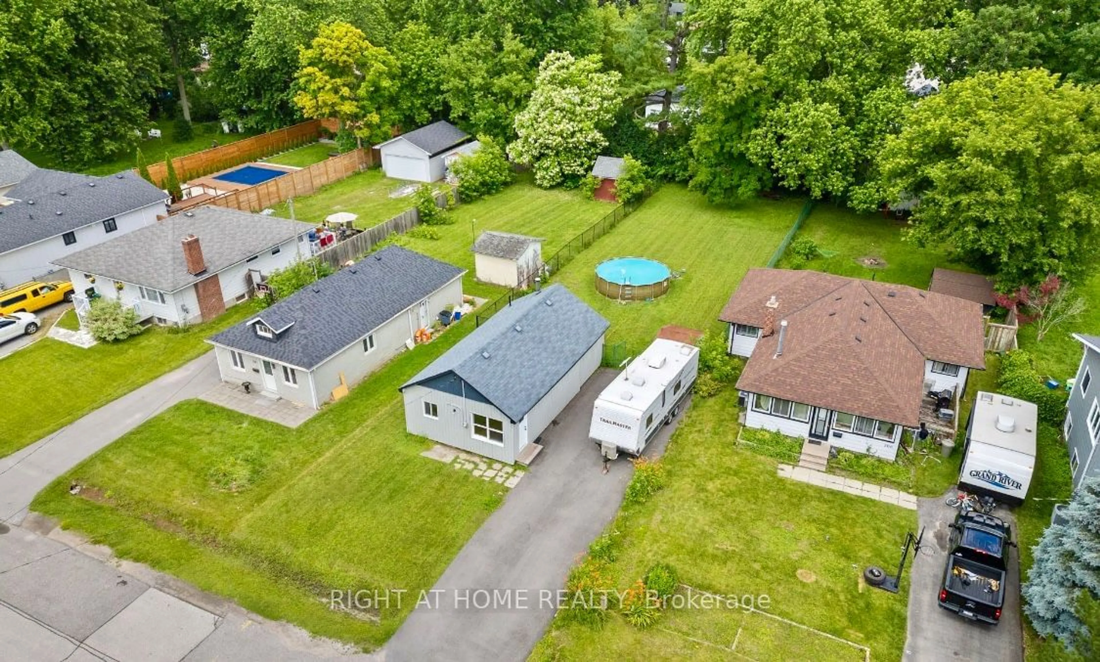 Frontside or backside of a home, cottage for 208 Bayview Ave, Georgina Ontario L4P 2T2