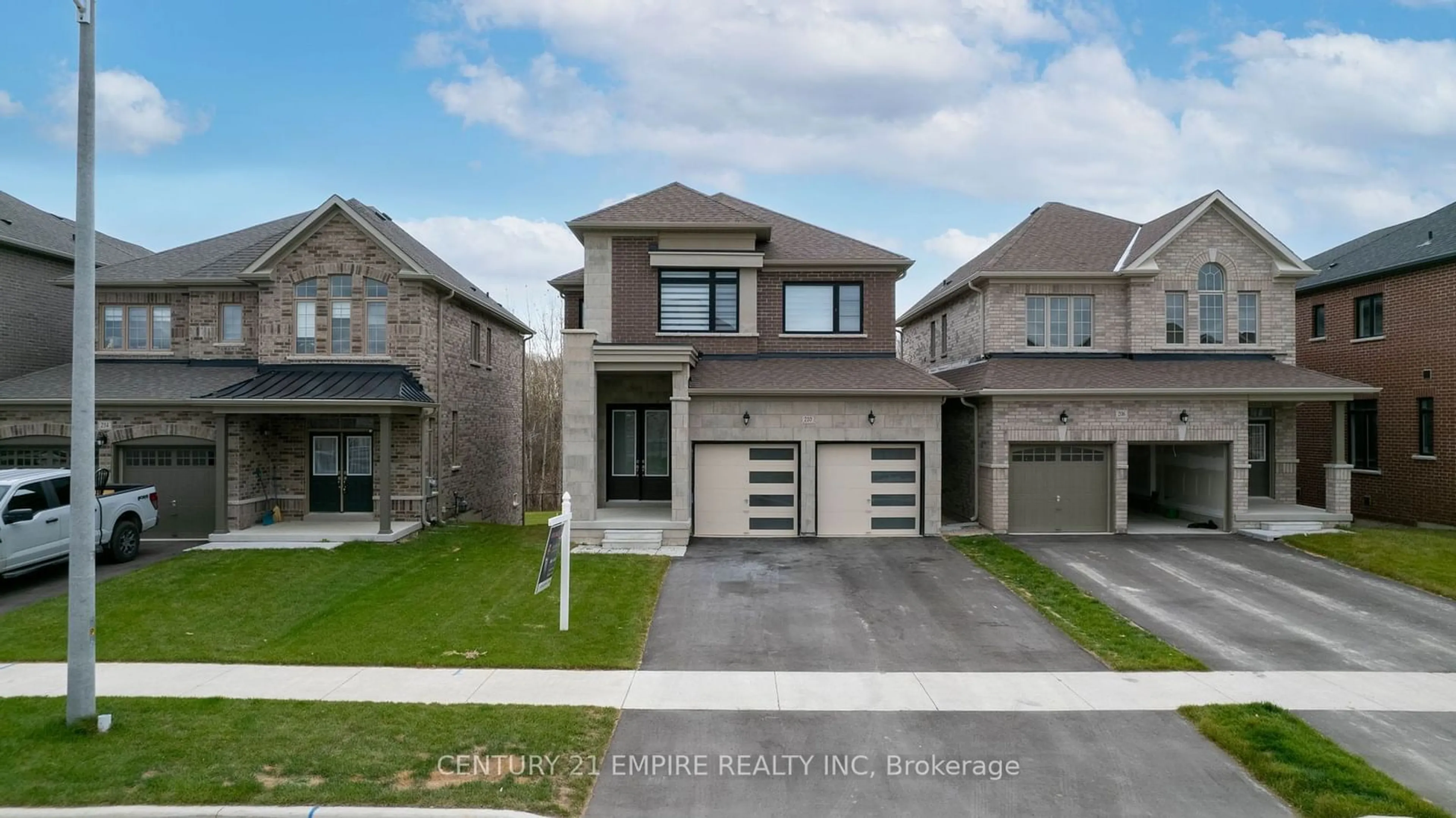 Frontside or backside of a home, the street view for 210 Ferragine Cres, Bradford West Gwillimbury Ontario L3Z 4B4