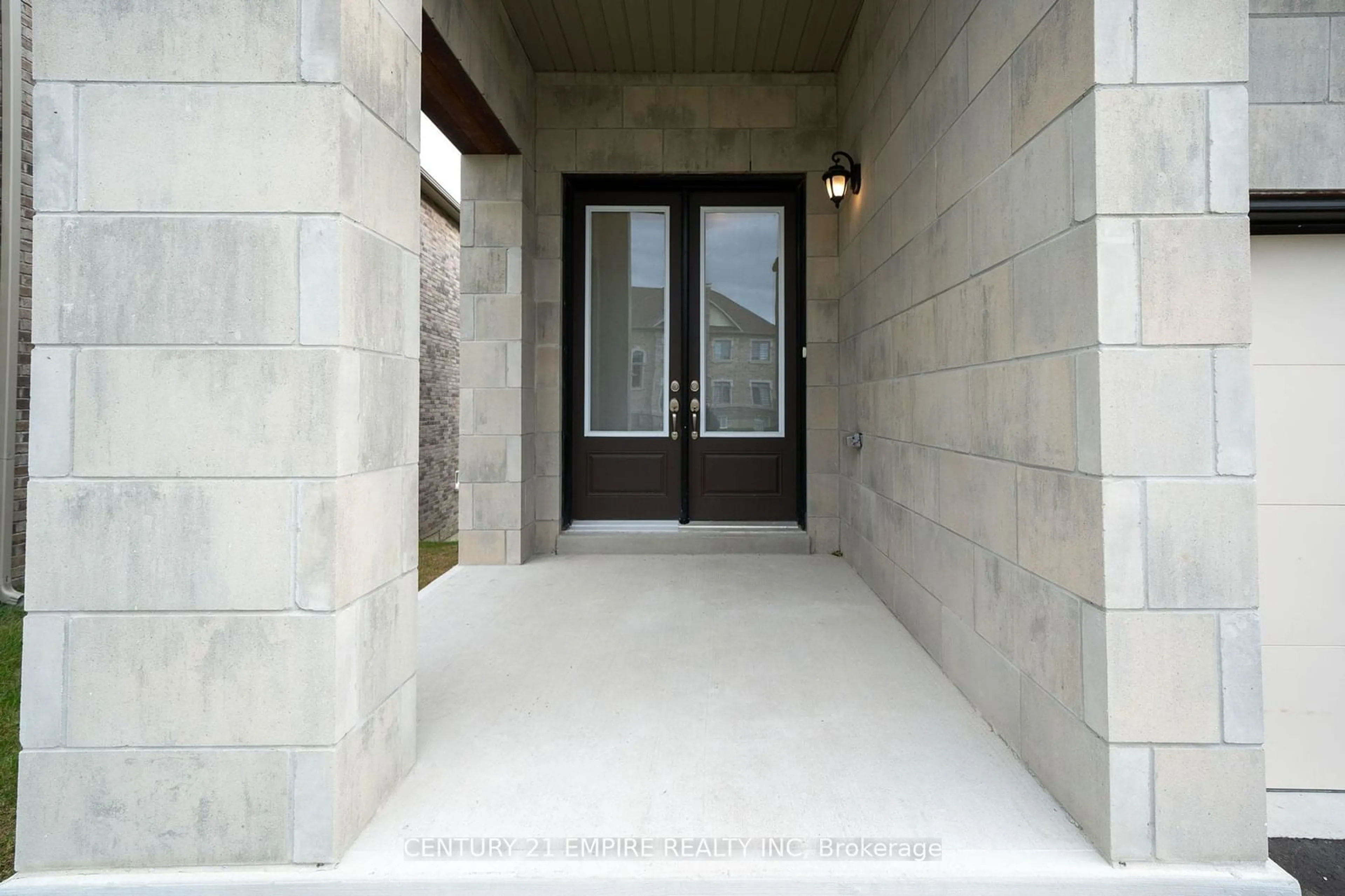 Indoor entryway, cement floor for 210 Ferragine Cres, Bradford West Gwillimbury Ontario L3Z 4B4