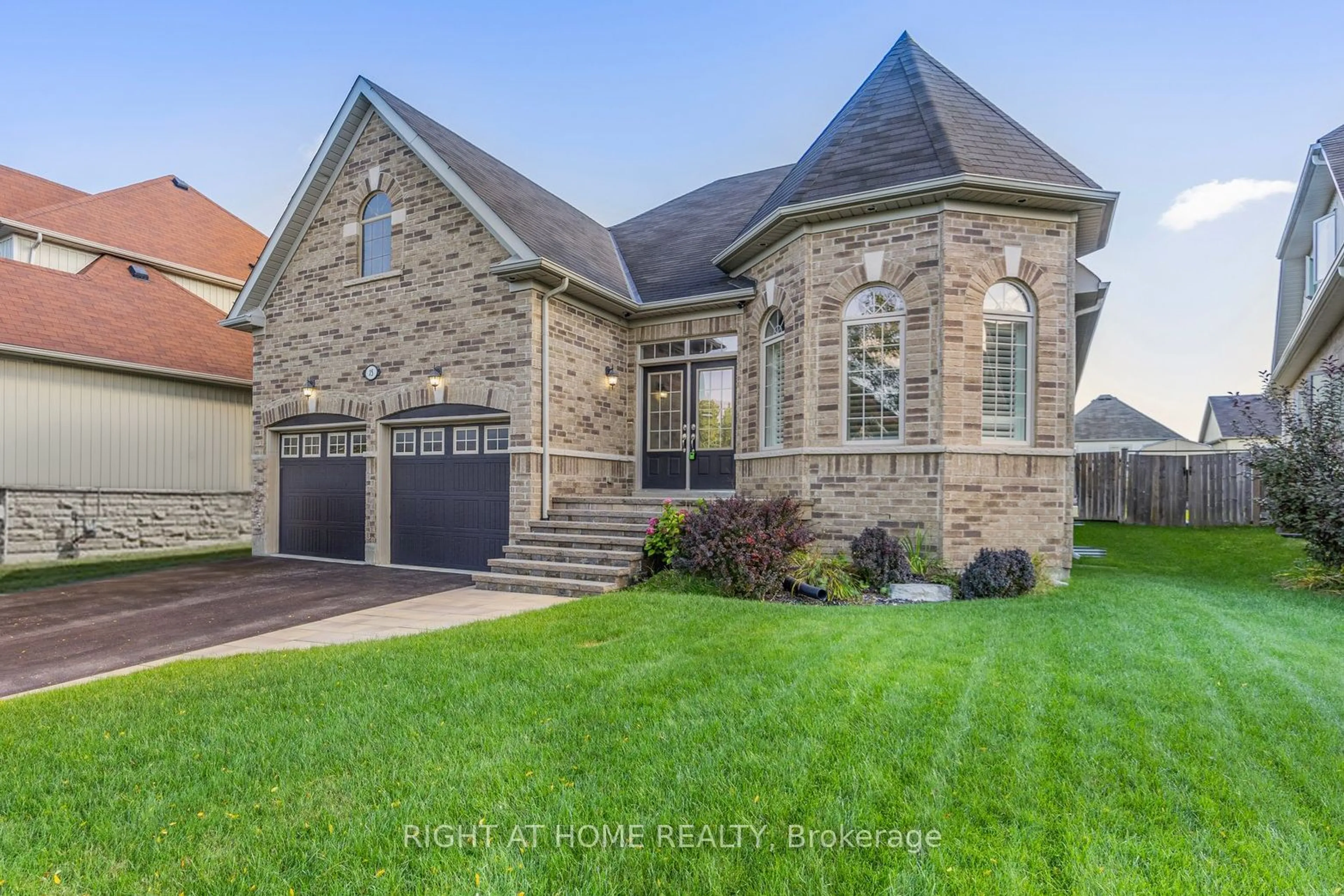 Home with brick exterior material for 15 Nadmarc Crt, Essa Ontario L3W 0E7