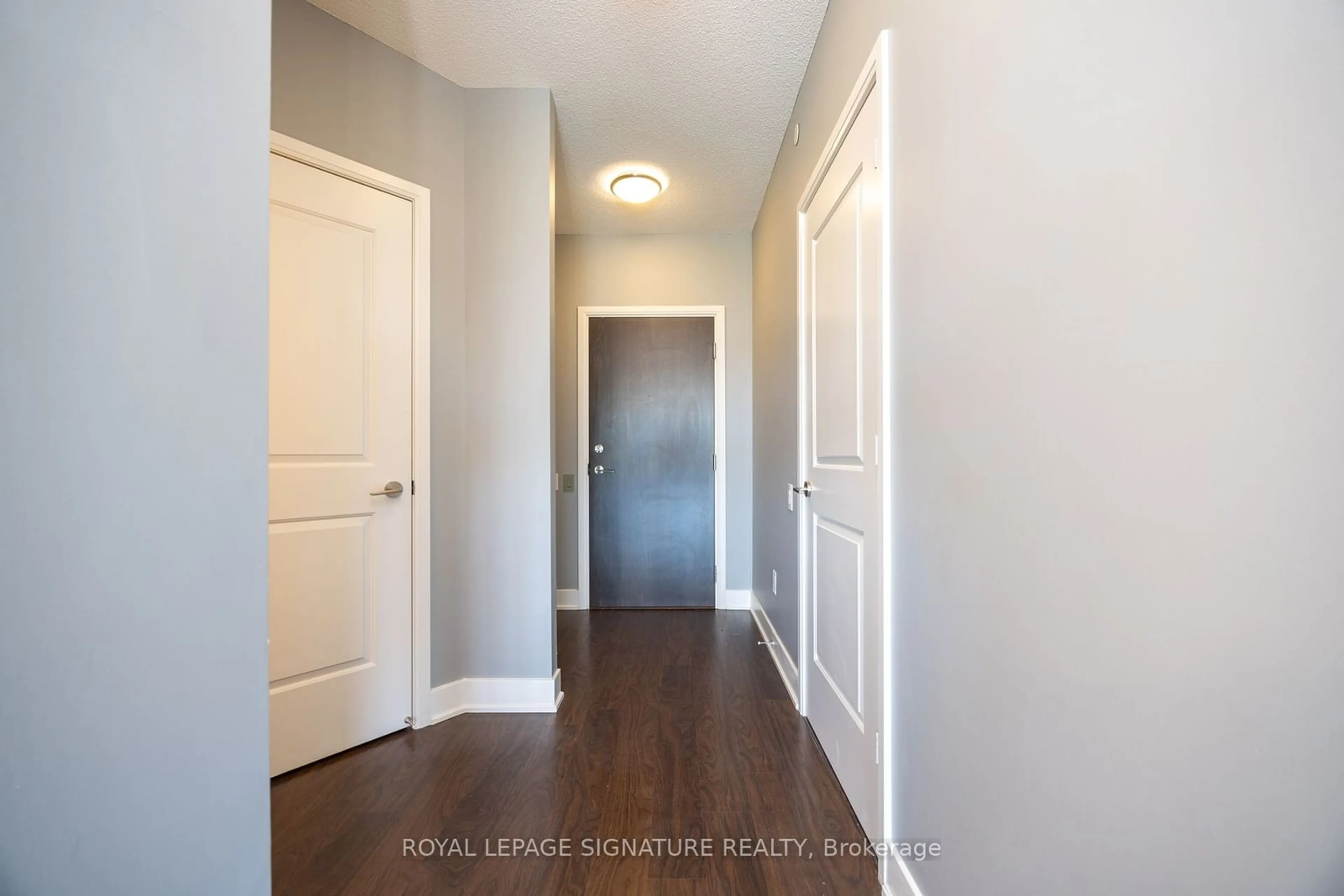 Indoor entryway, wood floors for 7608 Yonge St #531, Vaughan Ontario L4J 0J5