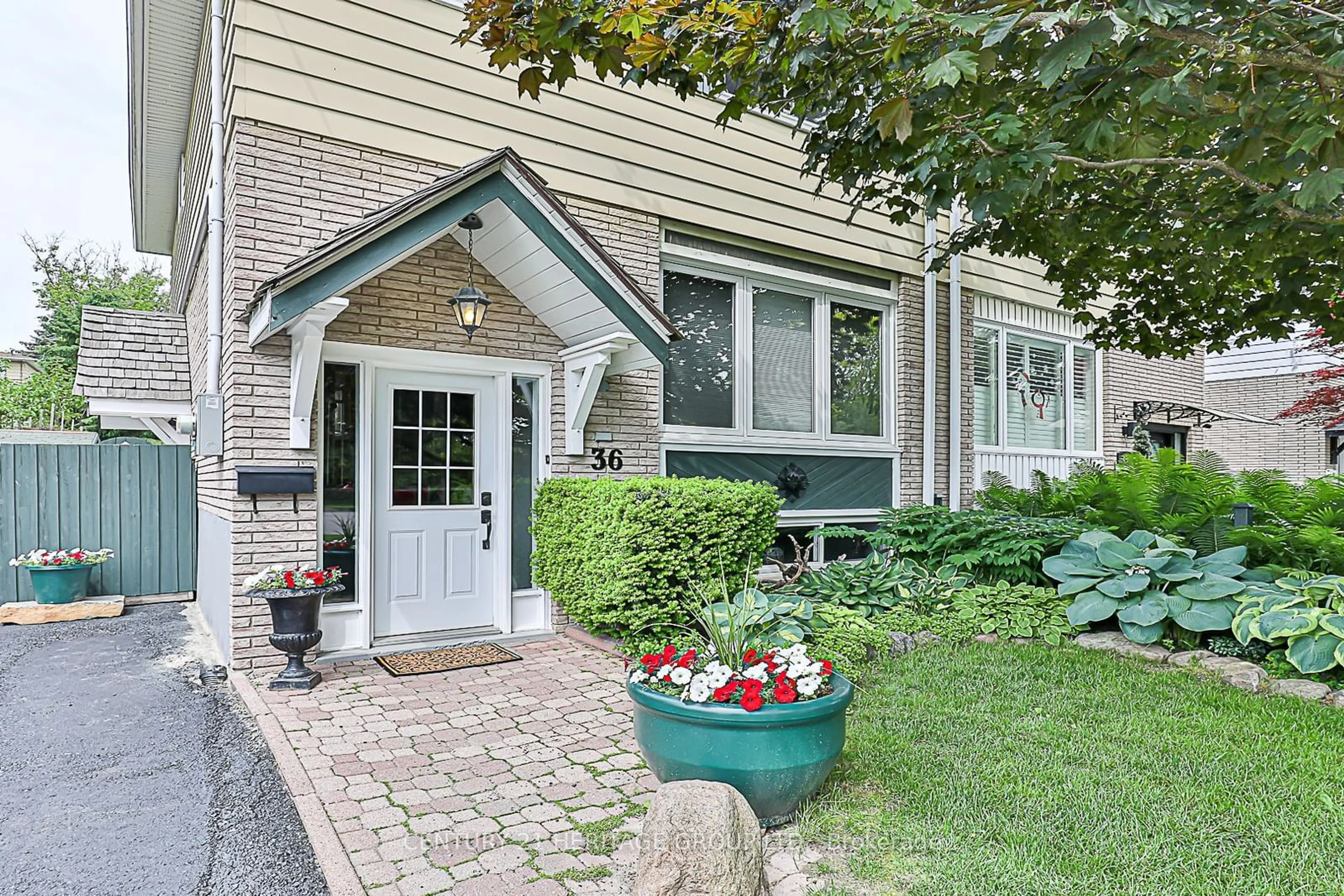 A pic from exterior of the house or condo, cottage for 36 Hillview Dr, Newmarket Ontario L3Y 4H9