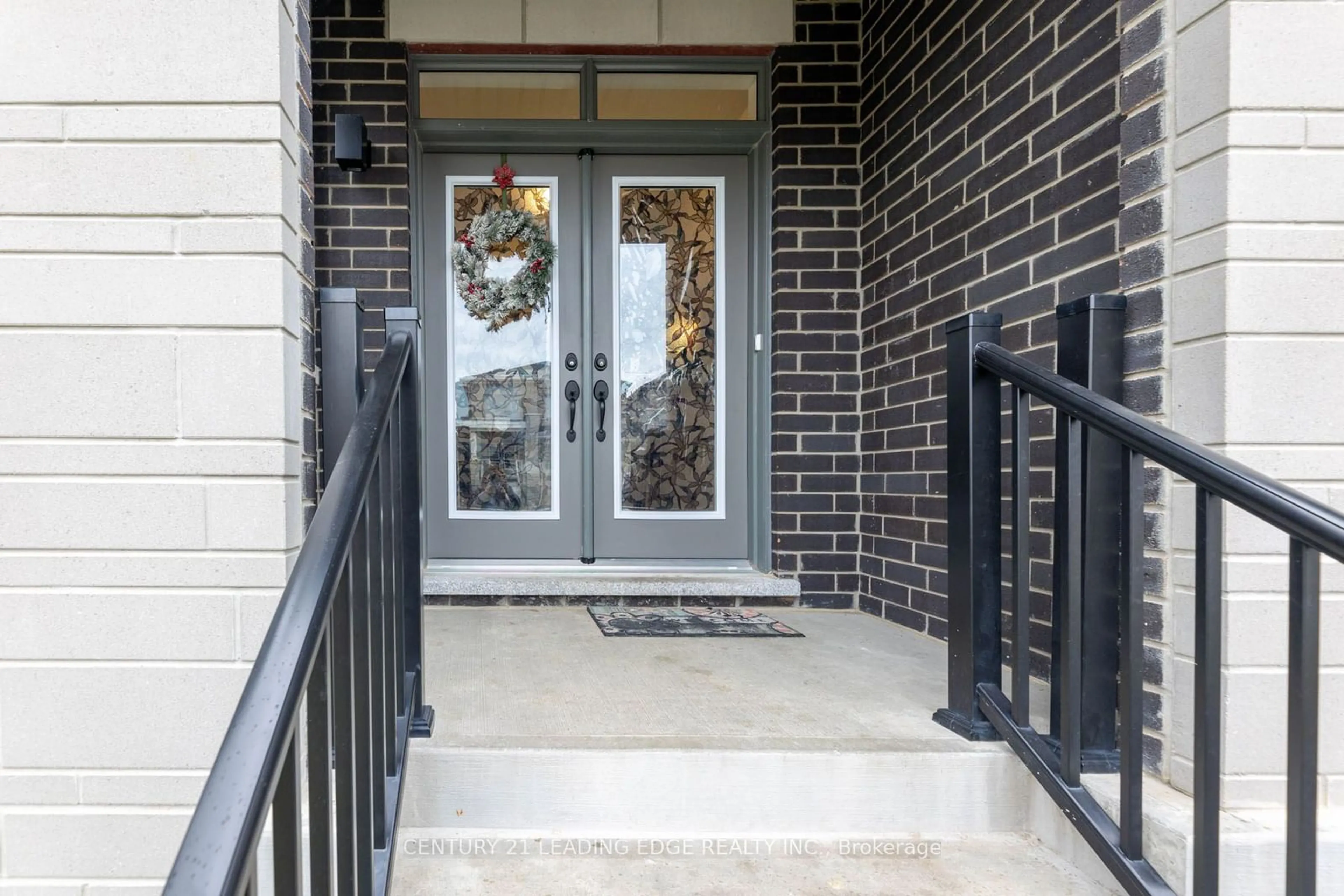 Indoor entryway, cement floor for 163 Fallharvest Way, Whitchurch-Stouffville Ontario L4A 0R8