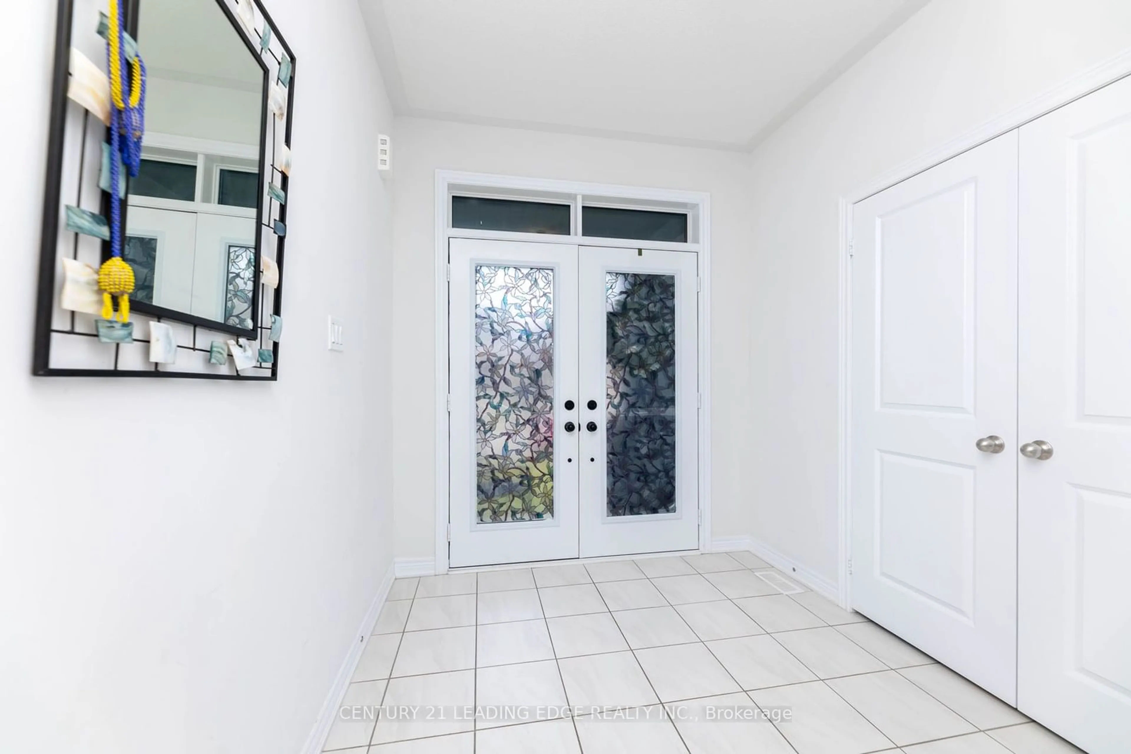 Indoor entryway, ceramic floors for 163 Fallharvest Way, Whitchurch-Stouffville Ontario L4A 0R8