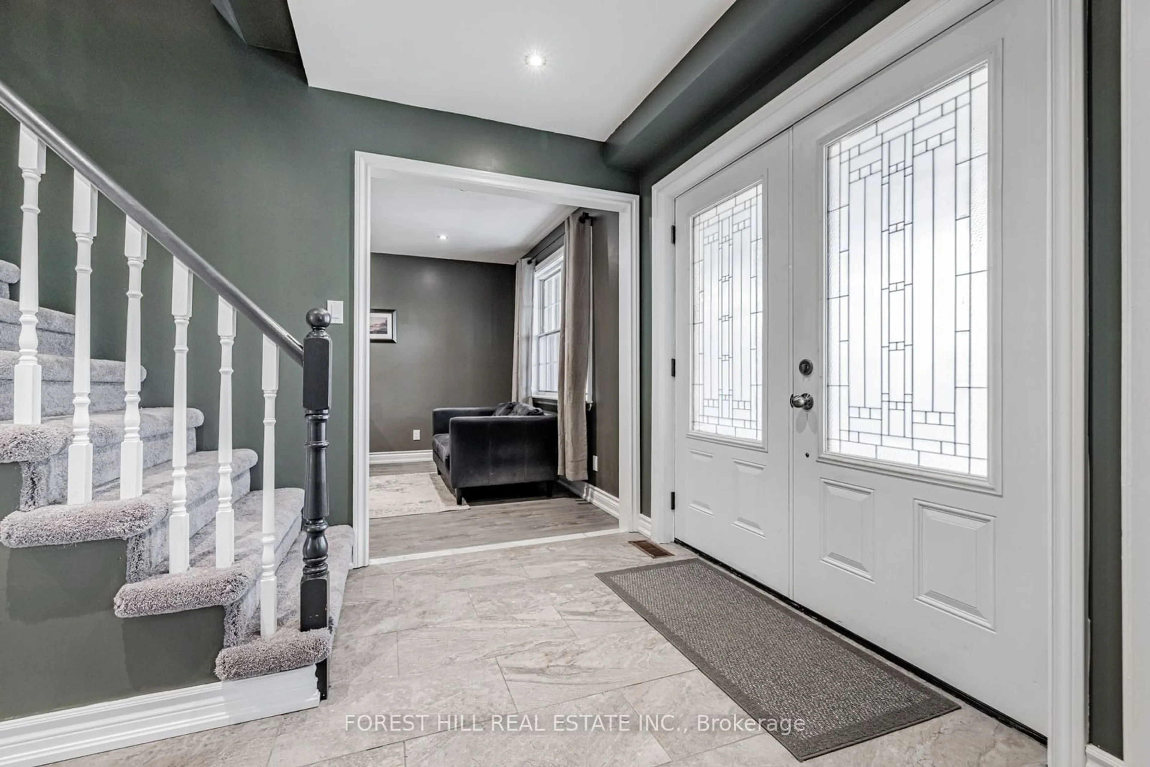 Indoor entryway, cement floor for 334 Parkwood Ave, Bradford West Gwillimbury Ontario L3Z 2E4