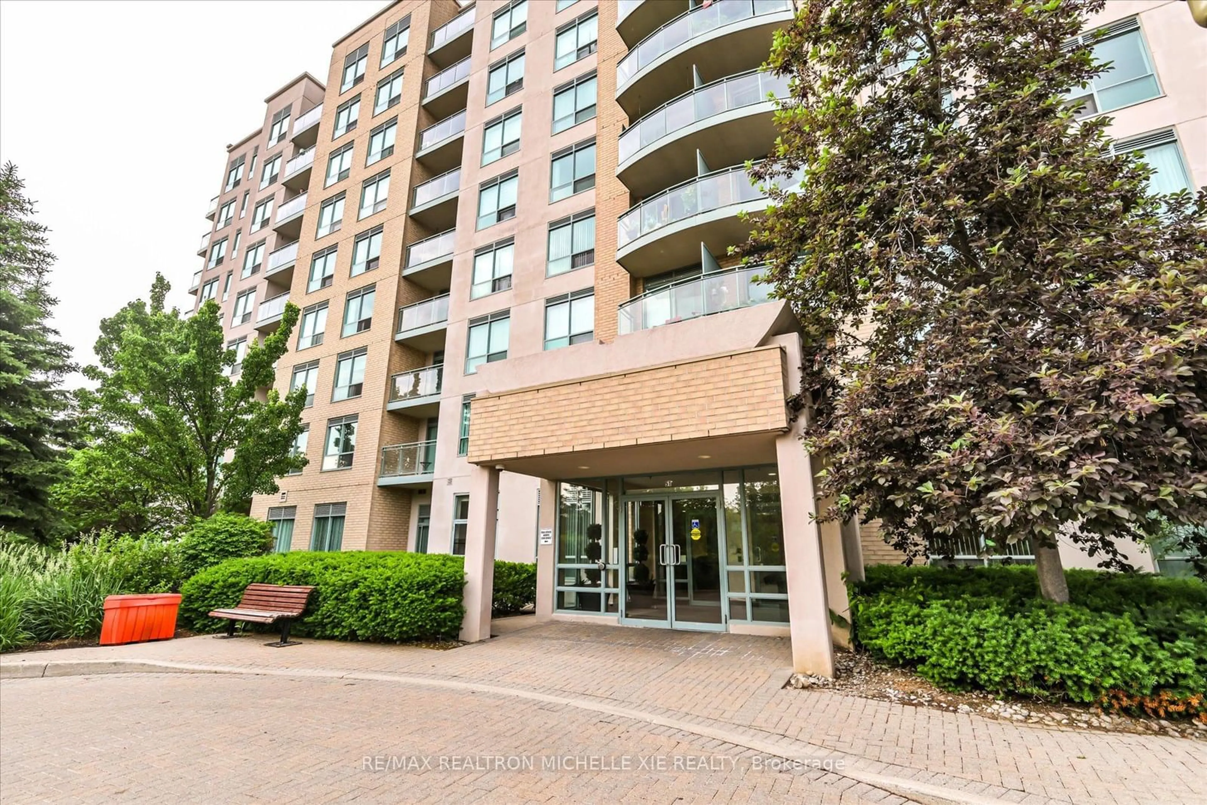 A pic from exterior of the house or condo, the front or back of building for 51 Baffin Crt #208, Richmond Hill Ontario L4B 4P6