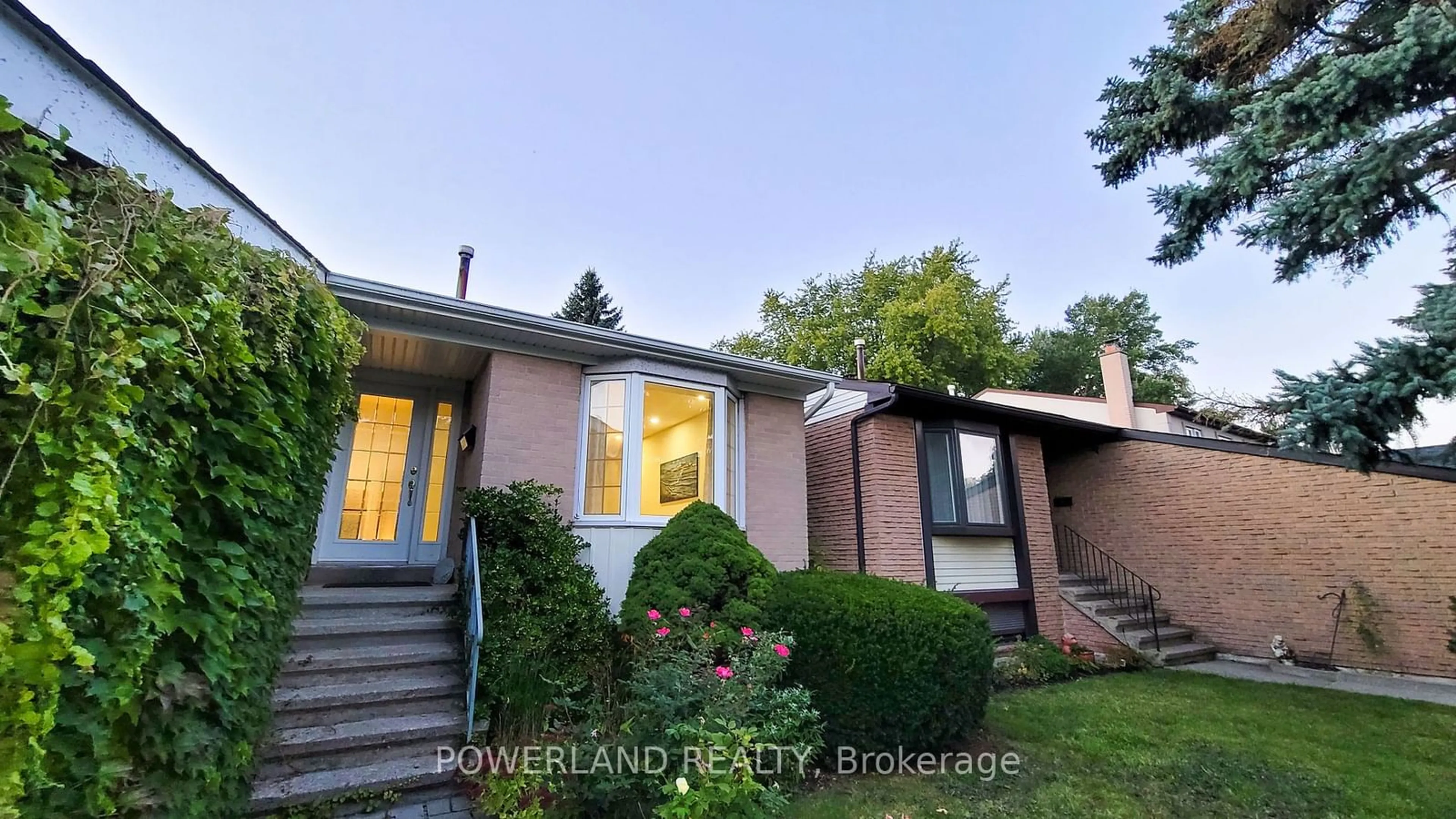 Frontside or backside of a home, the front or back of building for 82 Castle Rock Dr, Richmond Hill Ontario L4C 5K4