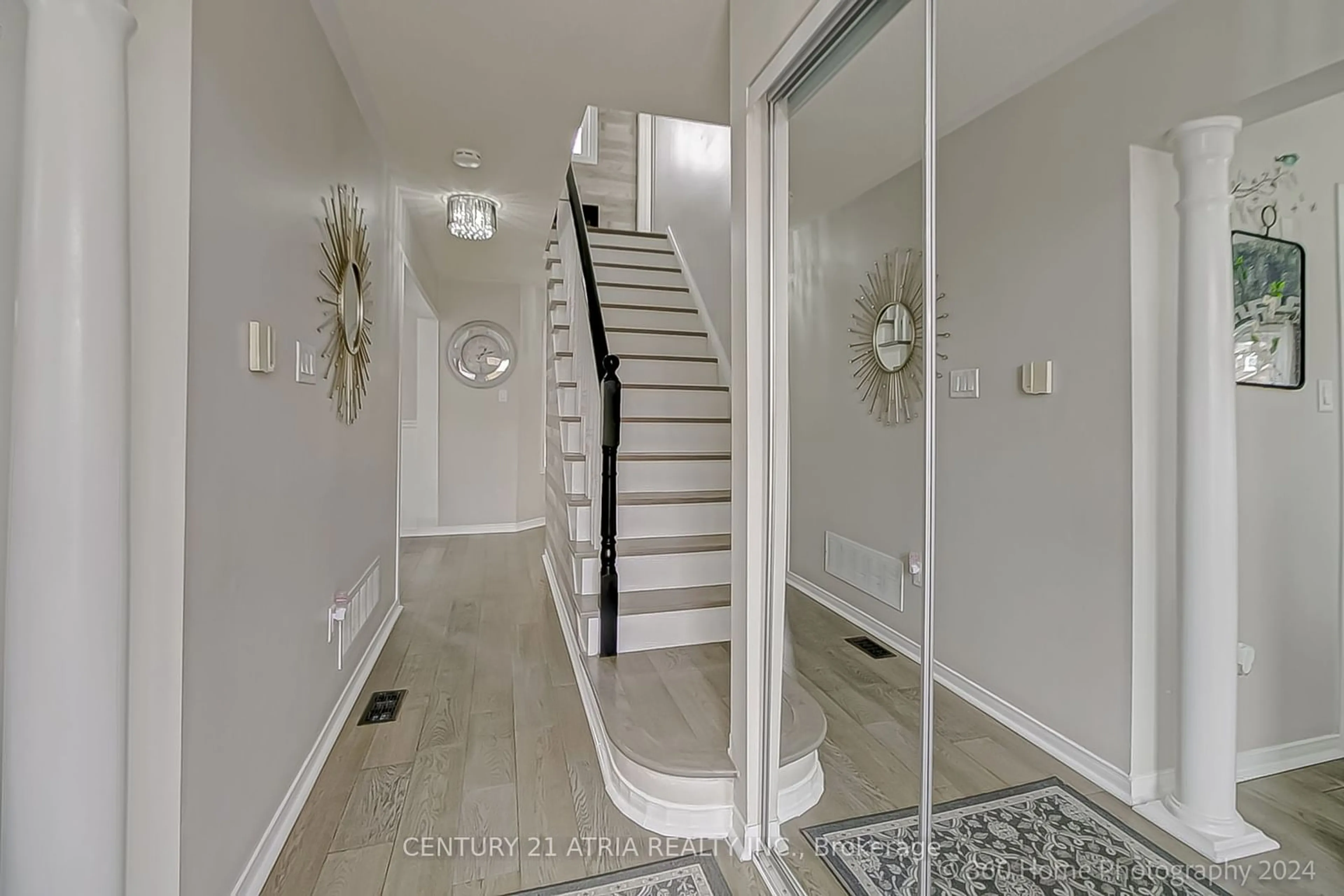 Indoor entryway, wood floors for 122 Denton Circ, Vaughan Ontario L6A 2N2