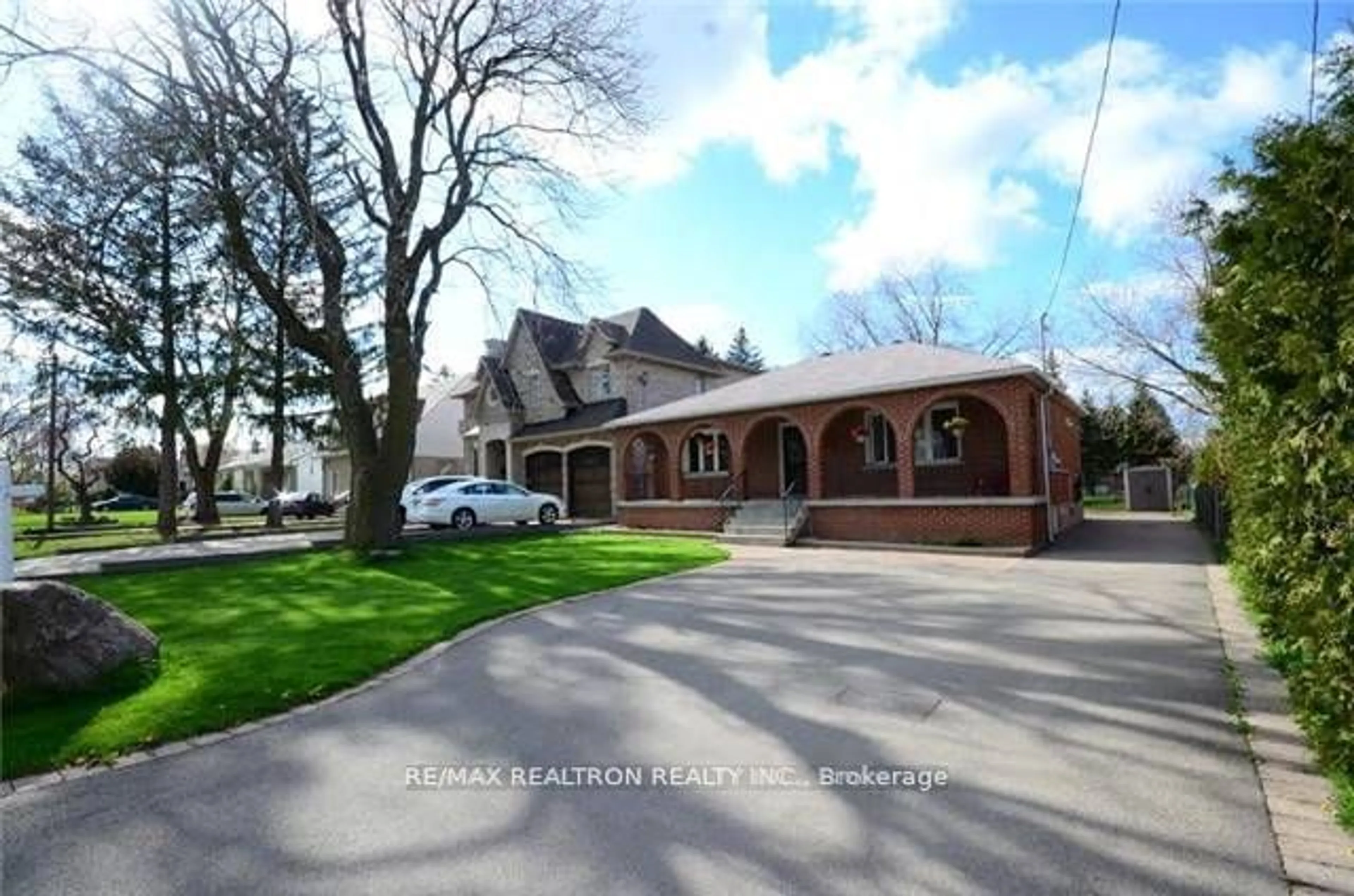 Frontside or backside of a home, the street view for 44 Woodward Ave, Markham Ontario L3T 1E5