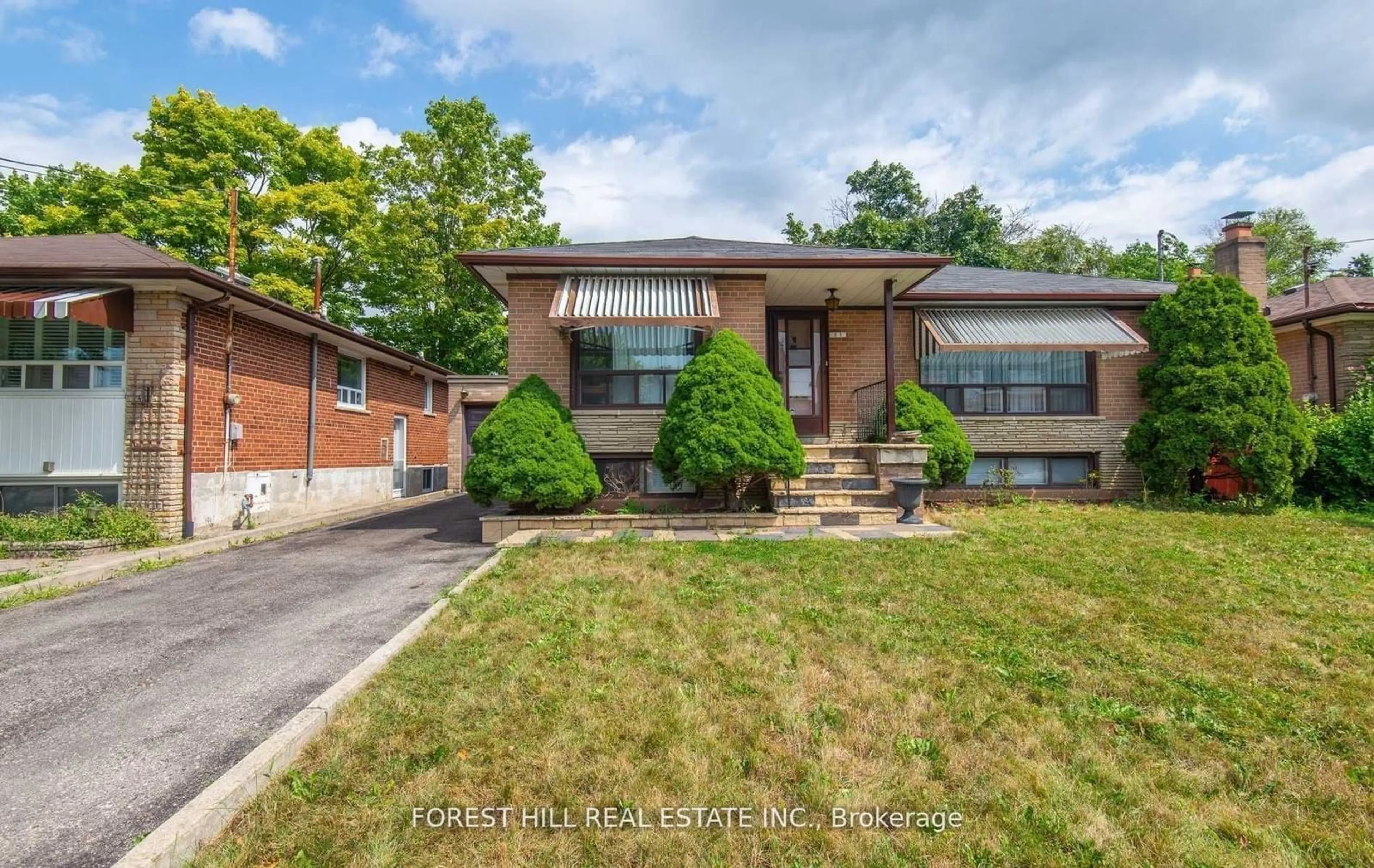 Frontside or backside of a home, the street view for 31 Sussex Ave, Richmond Hill Ontario L4C 2E5