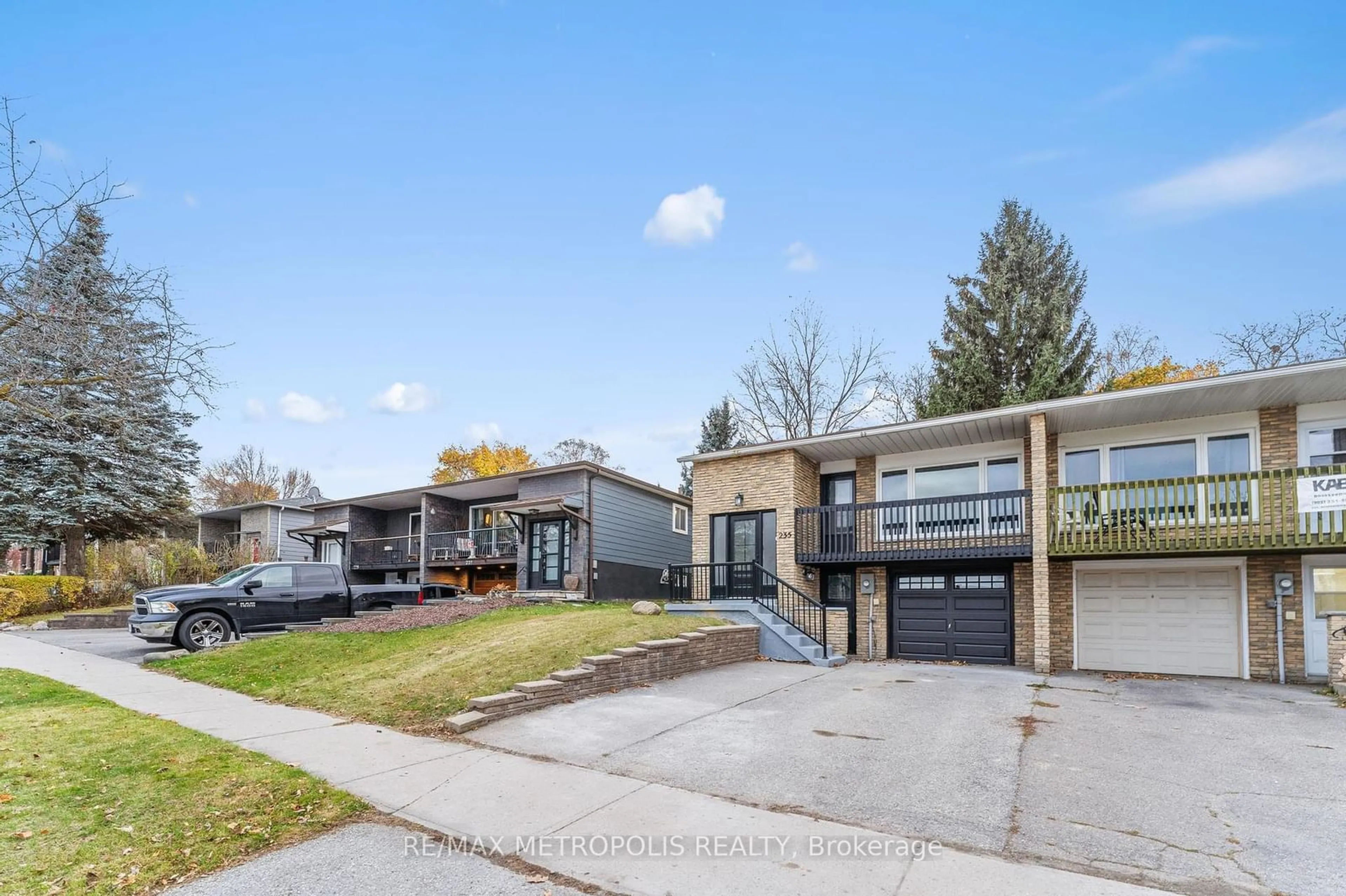 Frontside or backside of a home, the street view for 235 Britannia Ave, Bradford West Gwillimbury Ontario L3Z 1A4