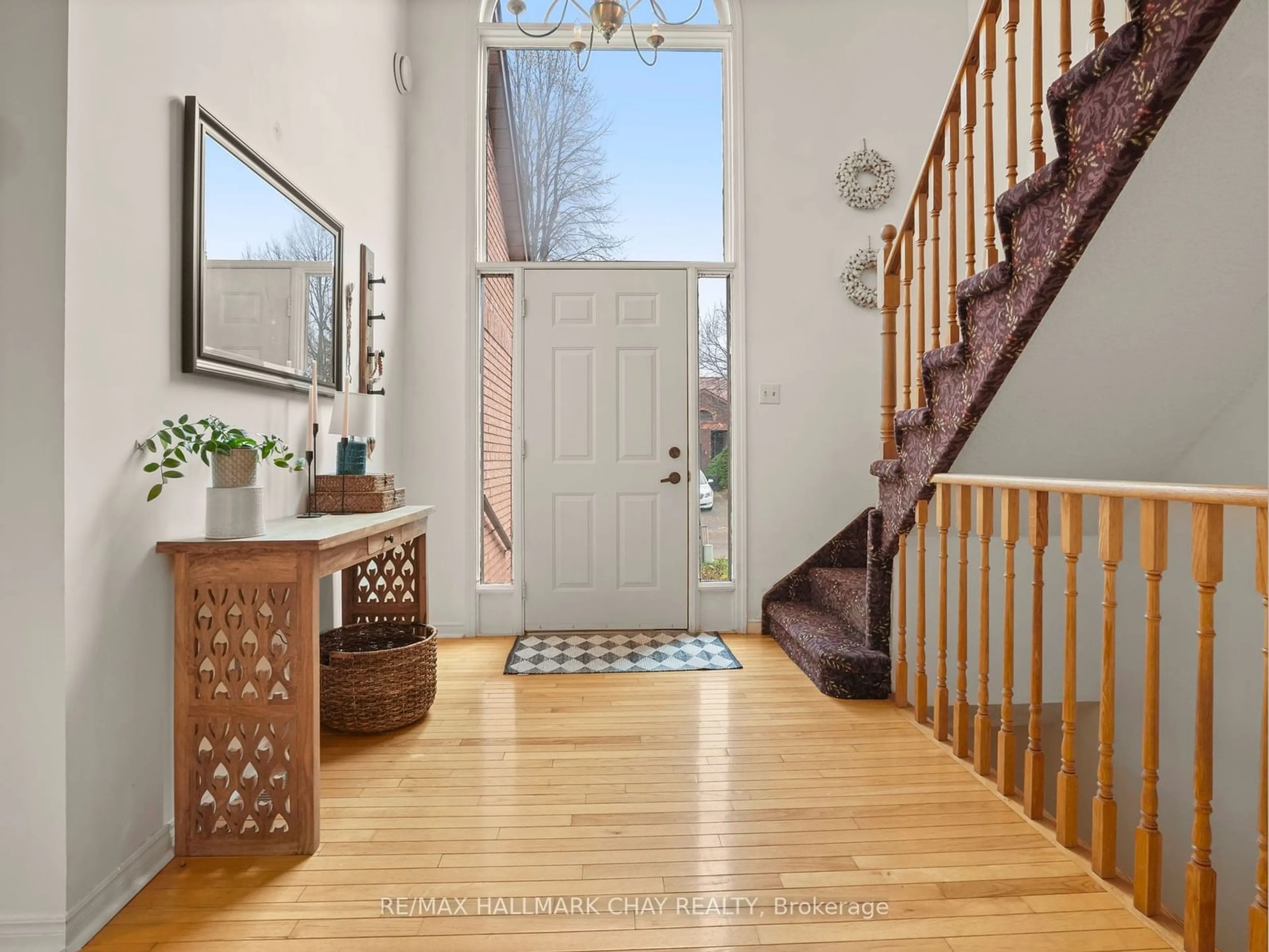 Indoor entryway, wood floors for 61 Green Briar Rd, New Tecumseth Ontario L9R 1R6