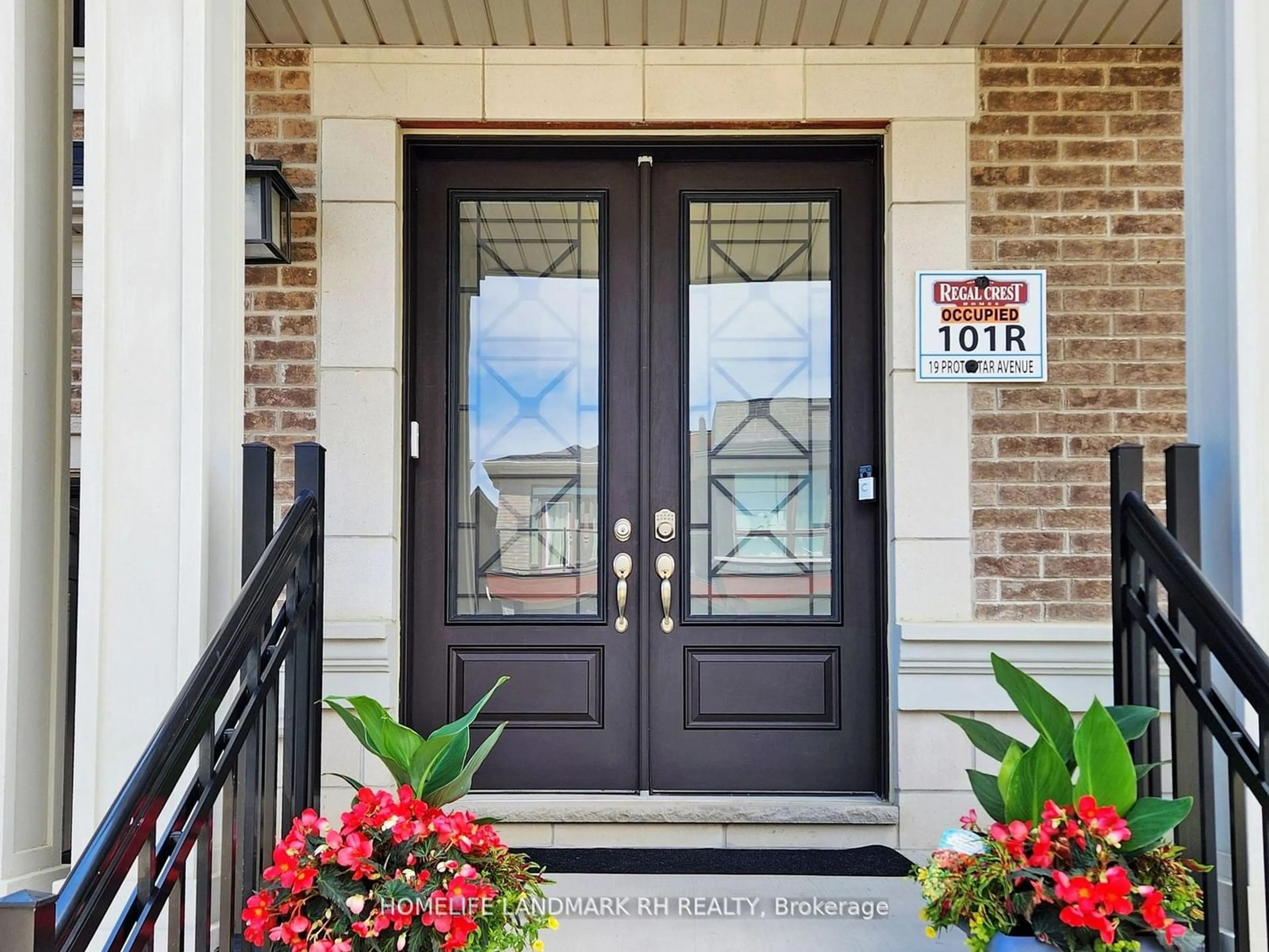 Indoor entryway, wood floors for 19 PROTOSTAR Ave, Richmond Hill Ontario L4C 4Z2