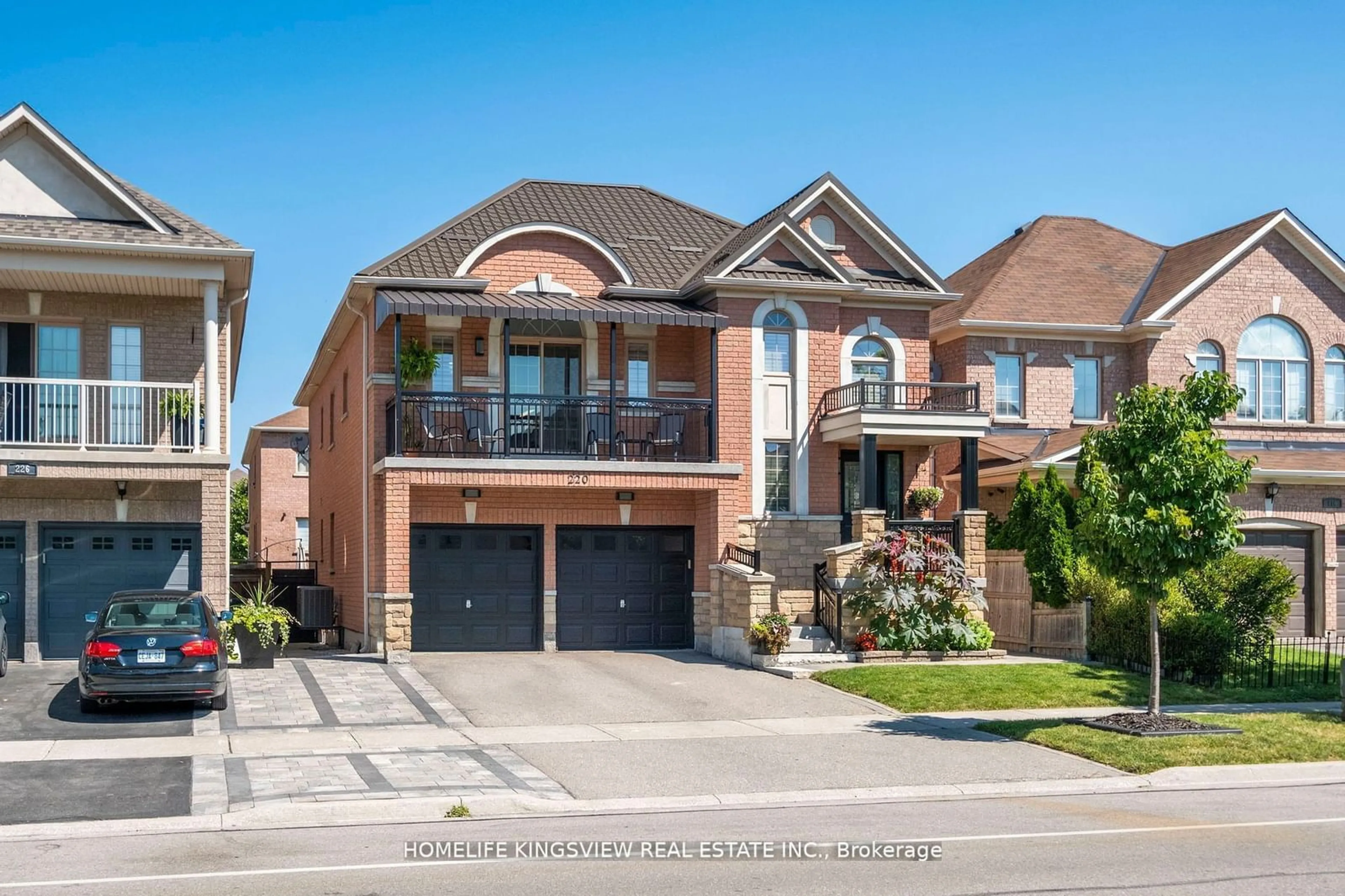 Home with brick exterior material for 220 Peak Point Blvd, Vaughan Ontario L6A 0B4