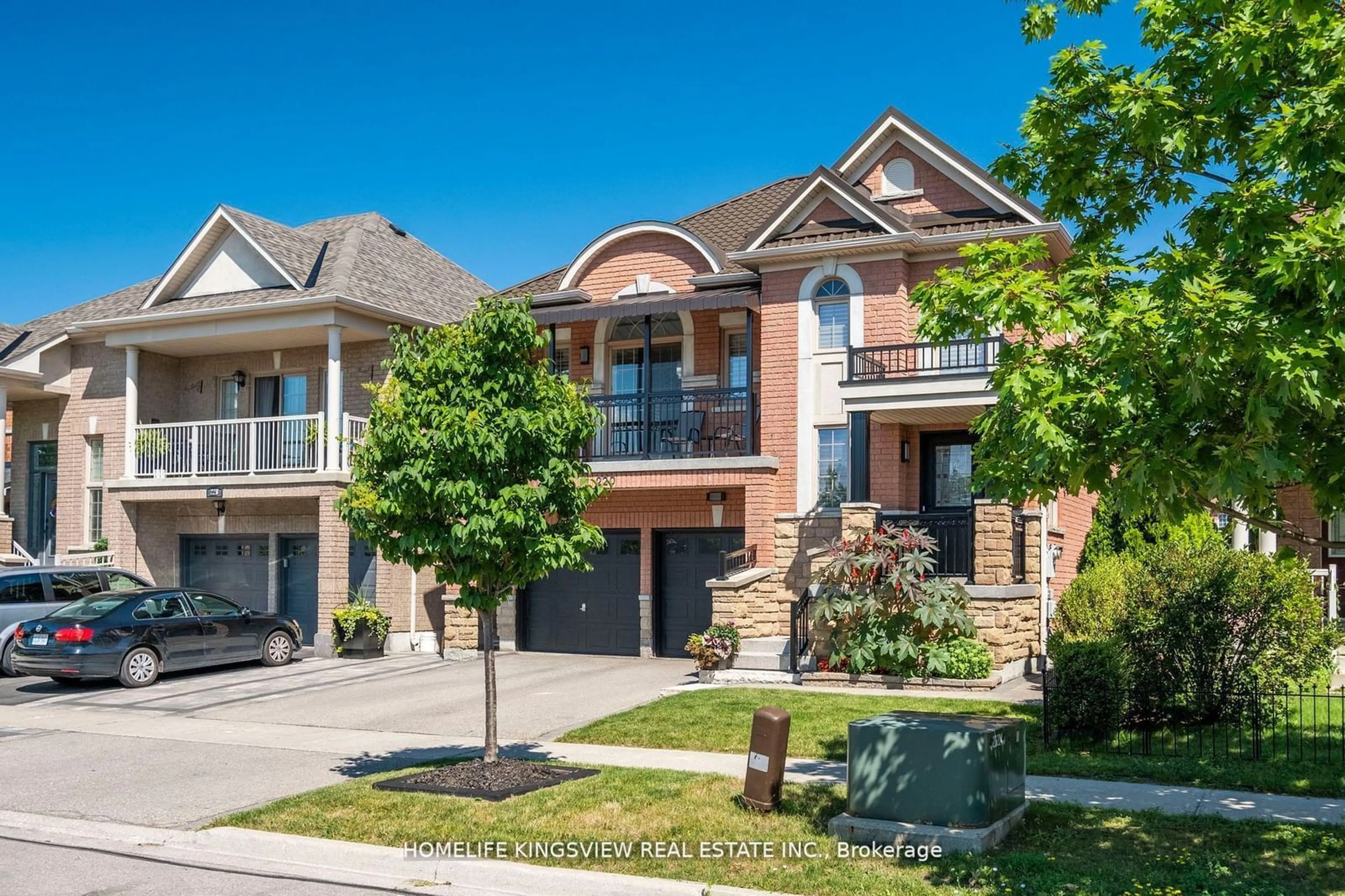 Home with brick exterior material for 220 Peak Point Blvd, Vaughan Ontario L6A 0B4