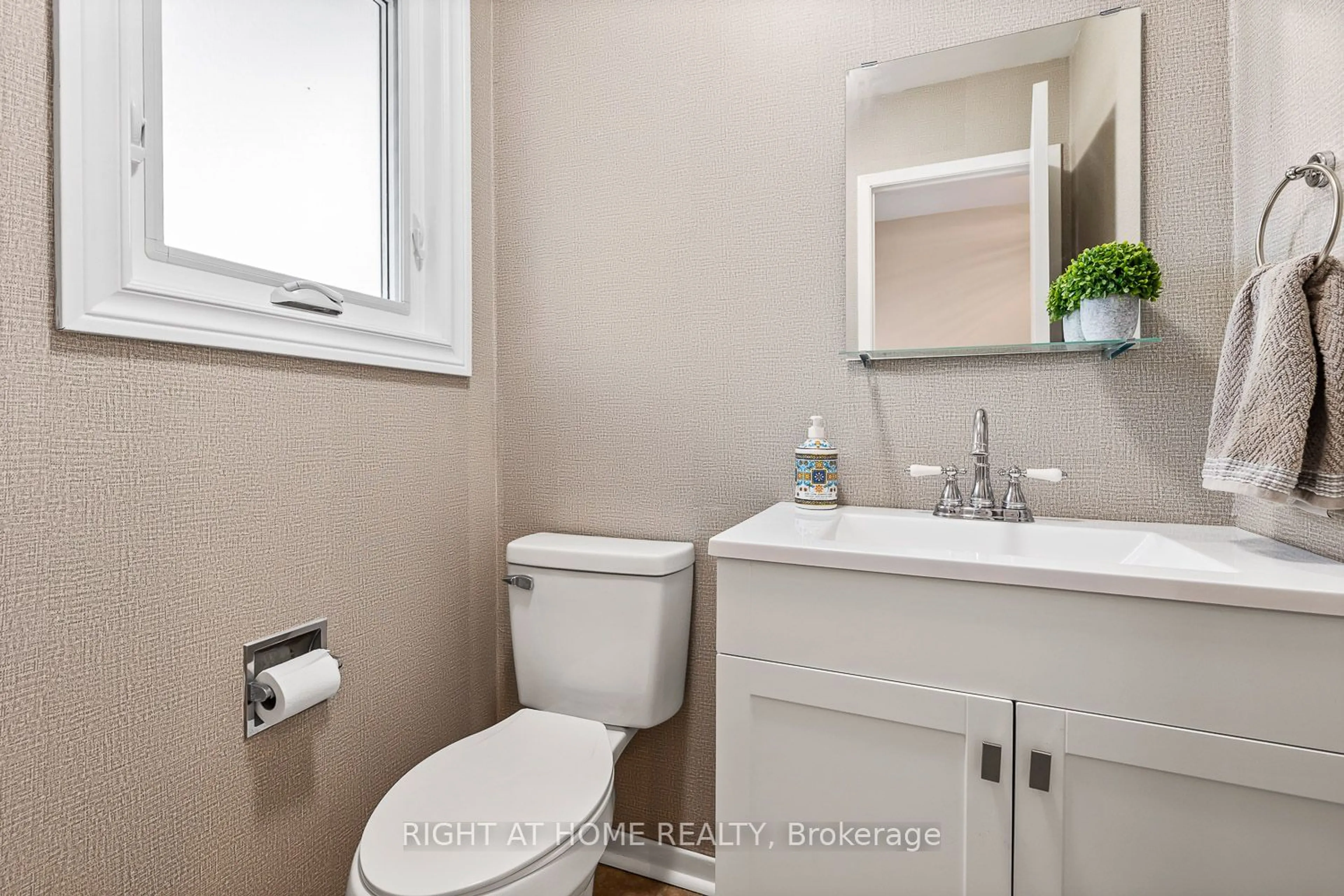 Standard bathroom for 41 Steepleview Cres, Richmond Hill Ontario L4C 9R3