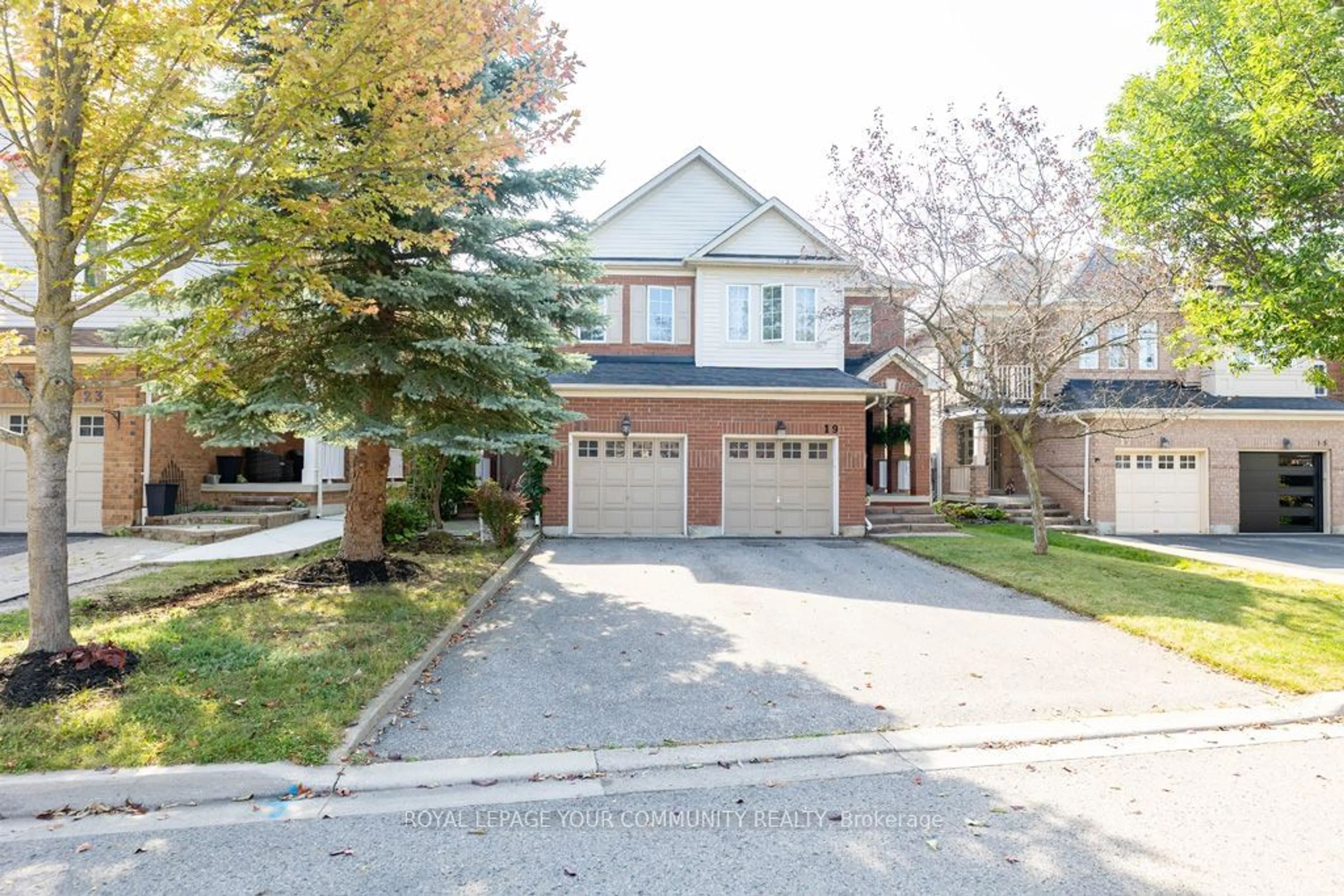 A pic from exterior of the house or condo, the street view for 21 Baywell Cres, Aurora Ontario L4G 7M7