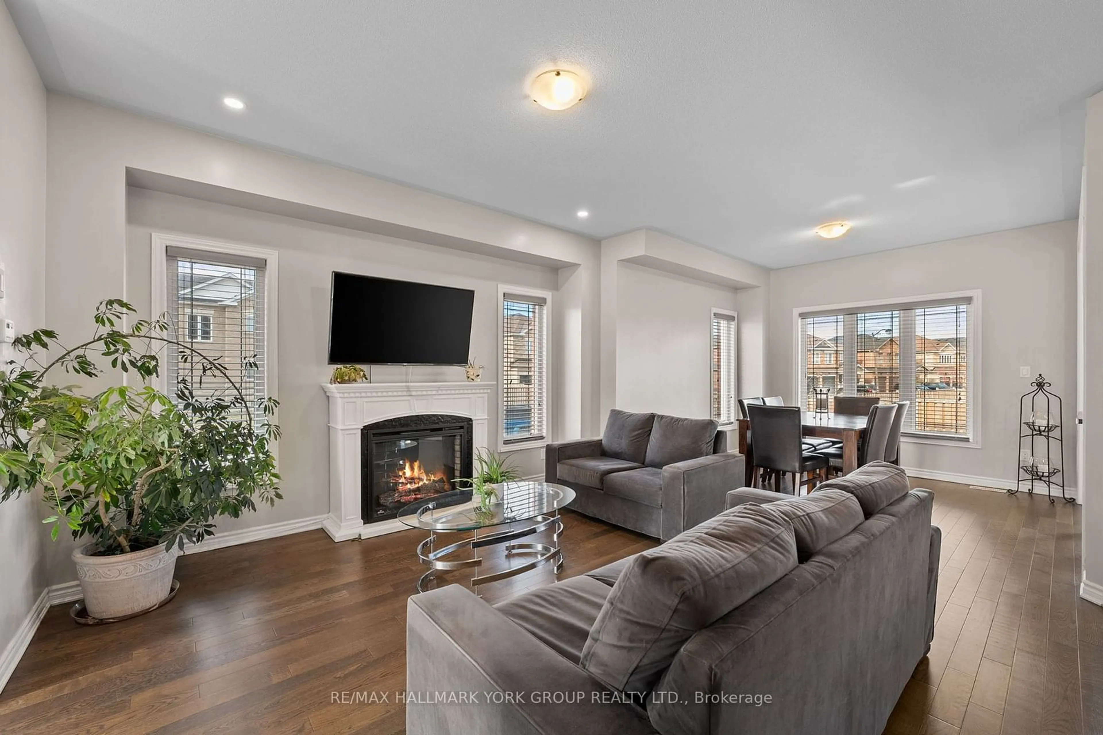 Living room, wood floors for 8 Pollock Ave, Brock Ontario L0K 1A0