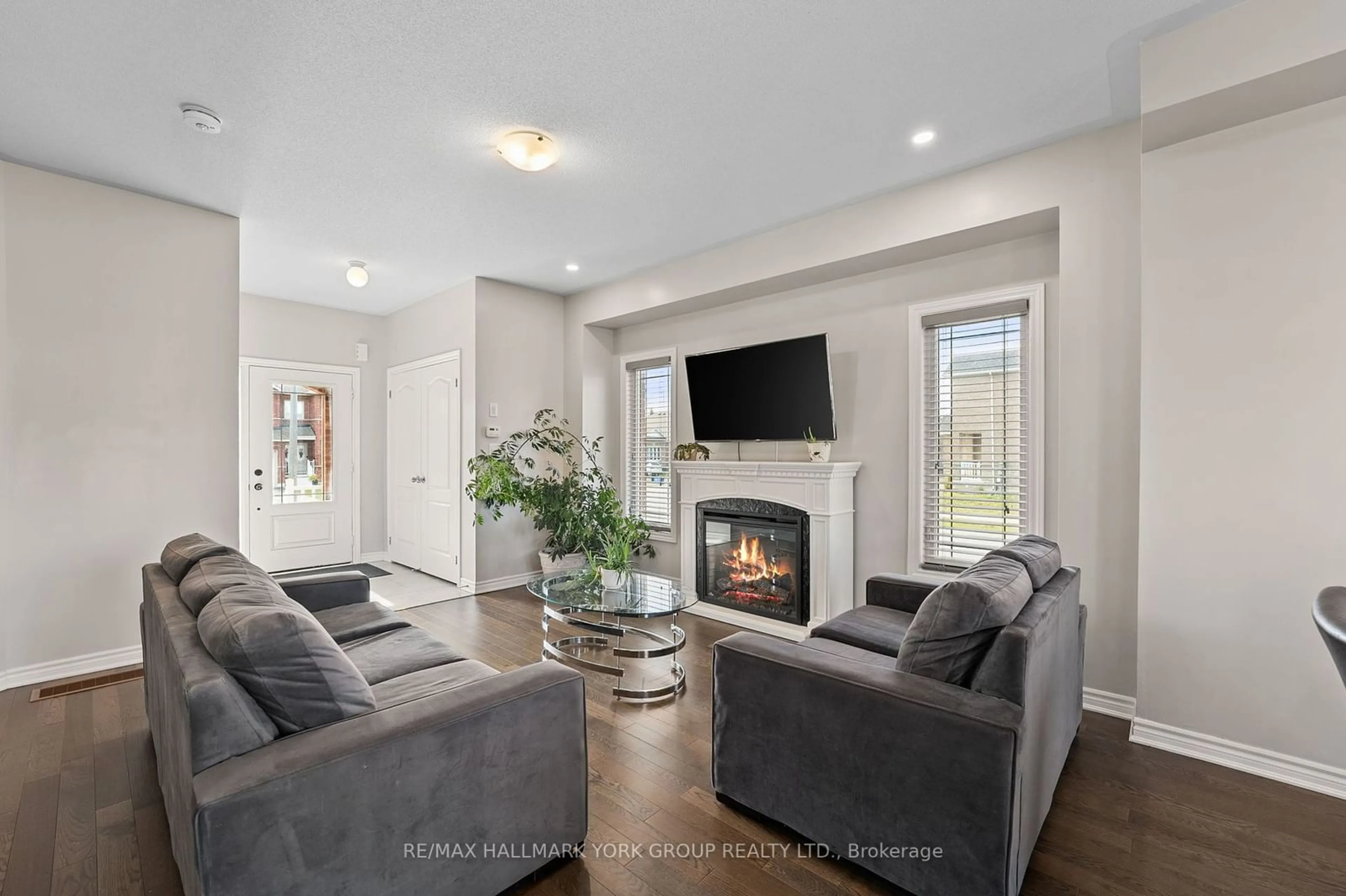 Living room, wood floors for 8 Pollock Ave, Brock Ontario L0K 1A0