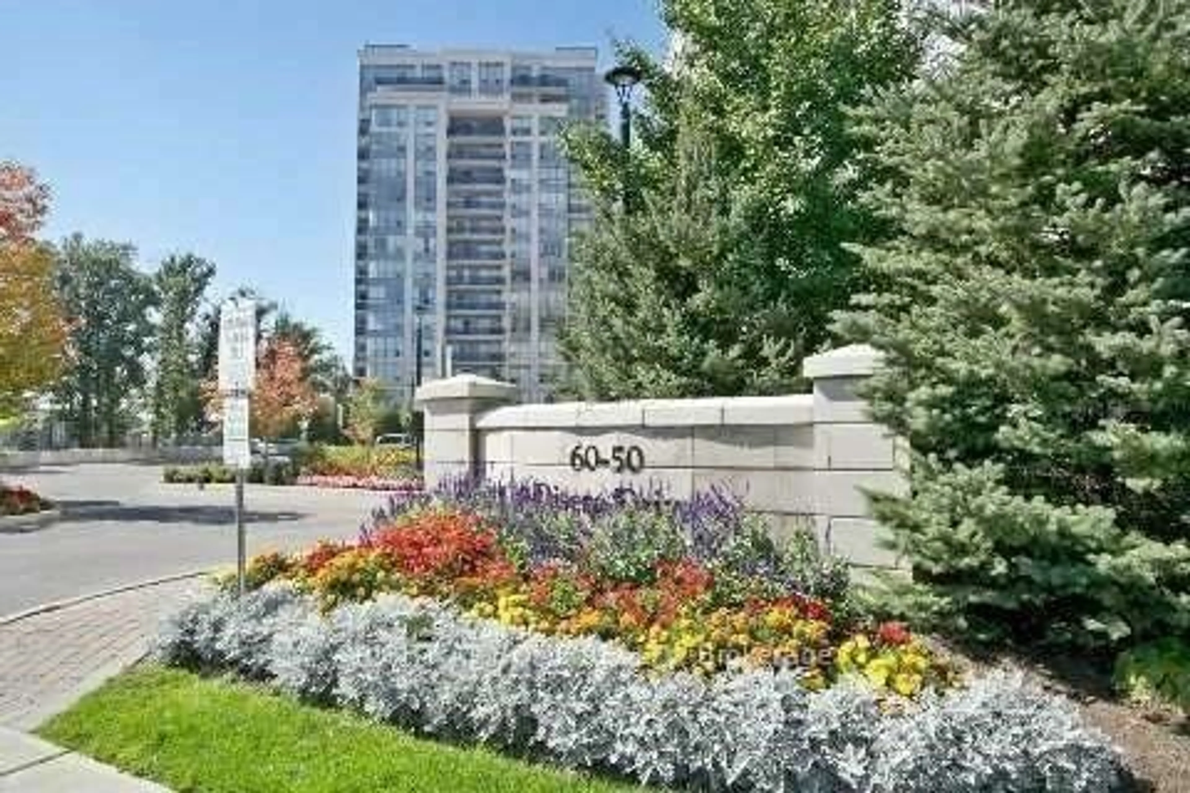 A pic from exterior of the house or condo, the street view for 50 Disera Dr #915, Vaughan Ontario L4J 9E9