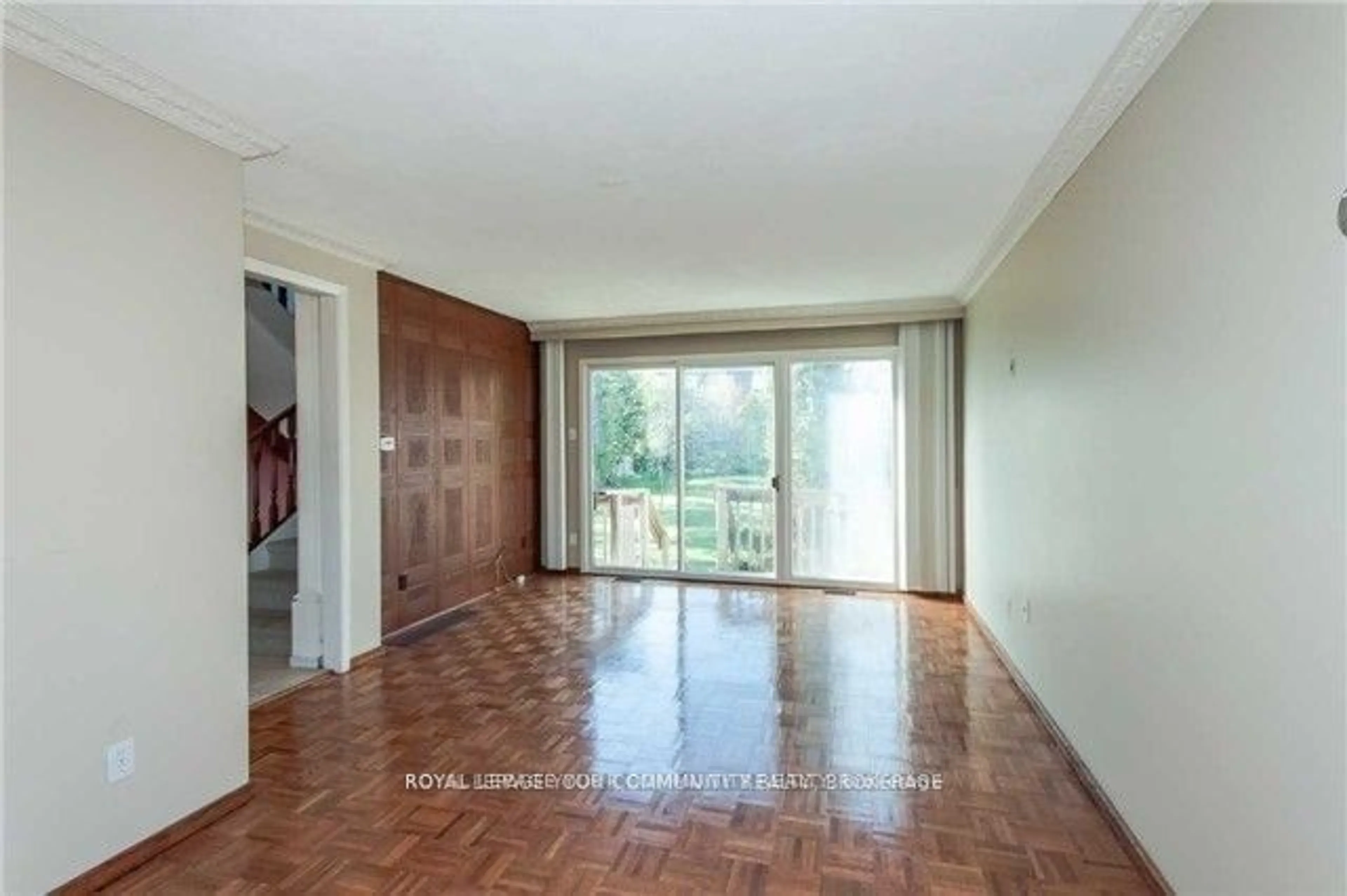 Indoor foyer, wood floors for 90 Elgin Mills Rd, Richmond Hill Ontario L4C 4M2