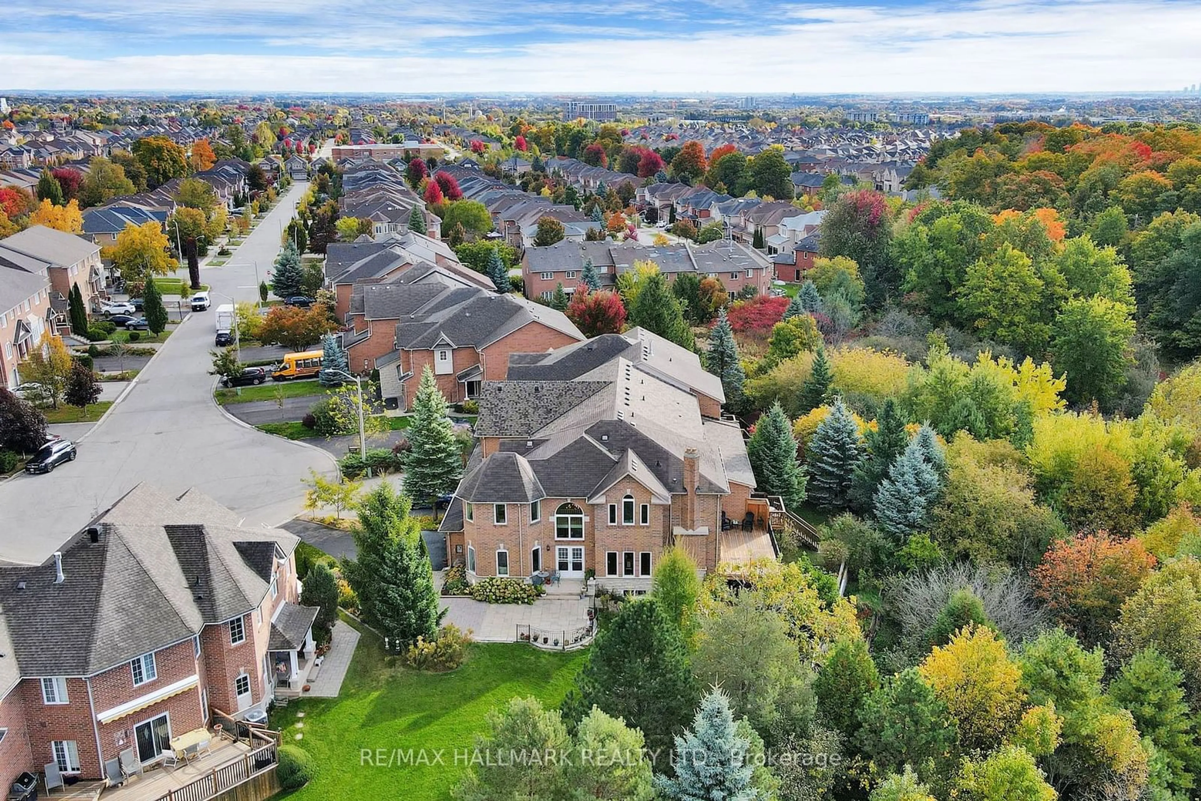 A pic from exterior of the house or condo, the street view for 35 Edgemont Crt, Richmond Hill Ontario L4S 2H8