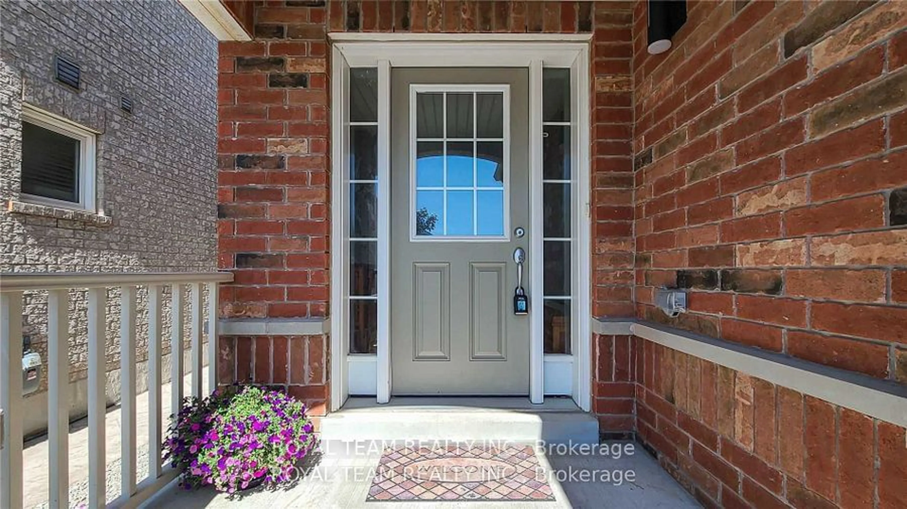 Indoor entryway, wood floors for 139 Russel Dr, Bradford West Gwillimbury Ontario L3Z 0M8