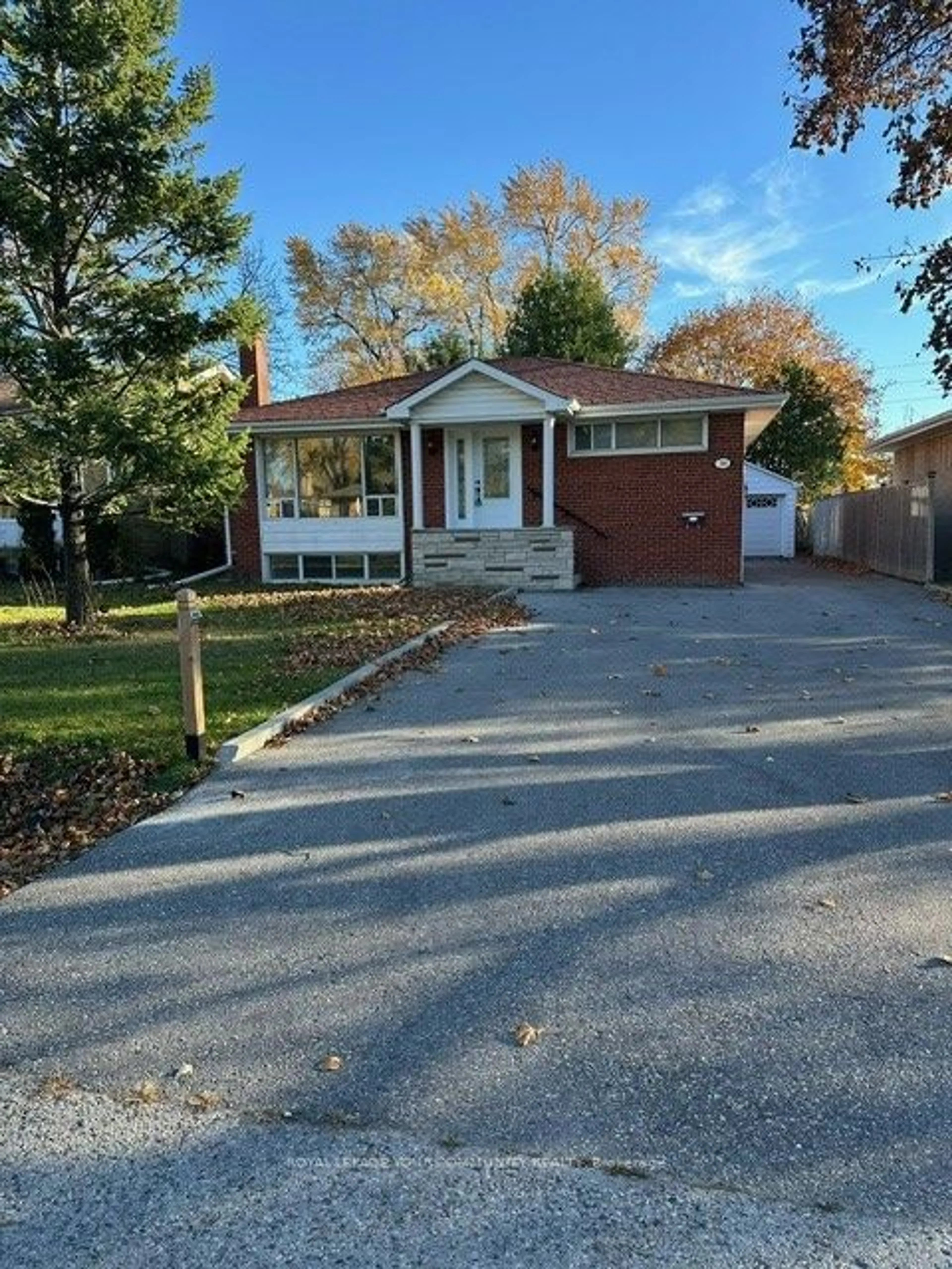 Frontside or backside of a home, cottage for 388 Allen Crt, Richmond Hill Ontario L4C 1G5