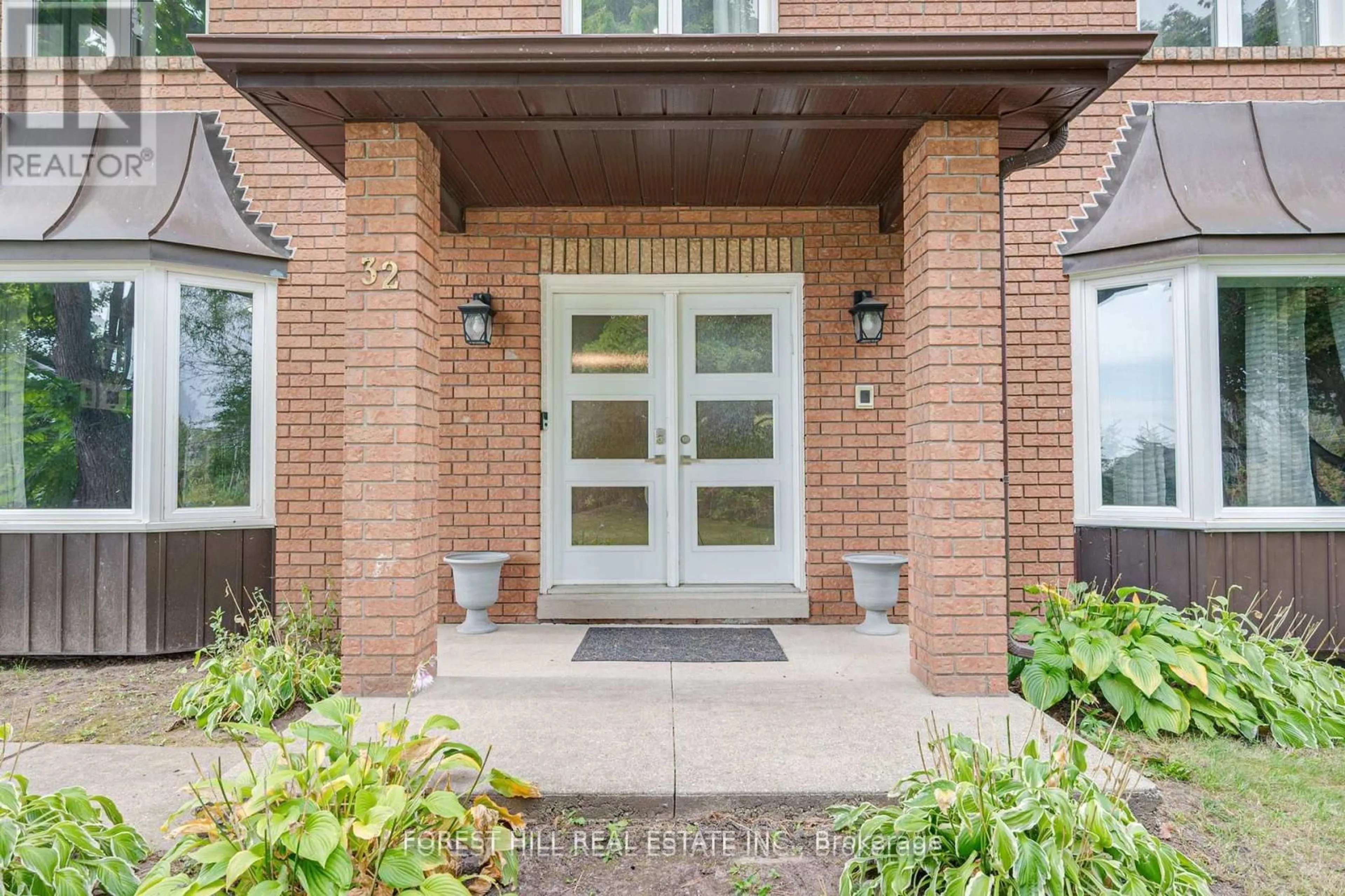 Indoor entryway, wood floors for 32 Grandview Cres, Bradford West Gwillimbury Ontario L3Z 3L1