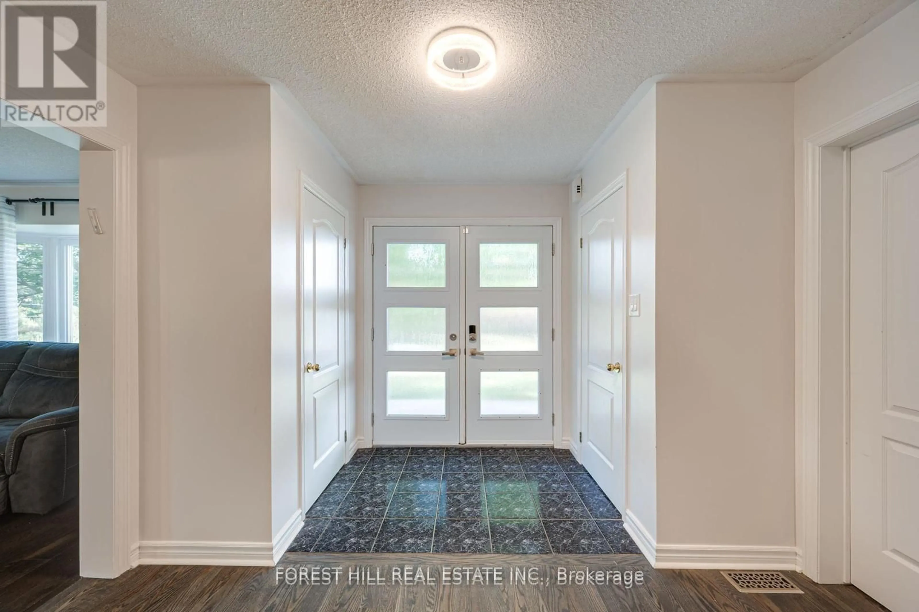 Indoor entryway, wood floors for 32 Grandview Cres, Bradford West Gwillimbury Ontario L3Z 3L1