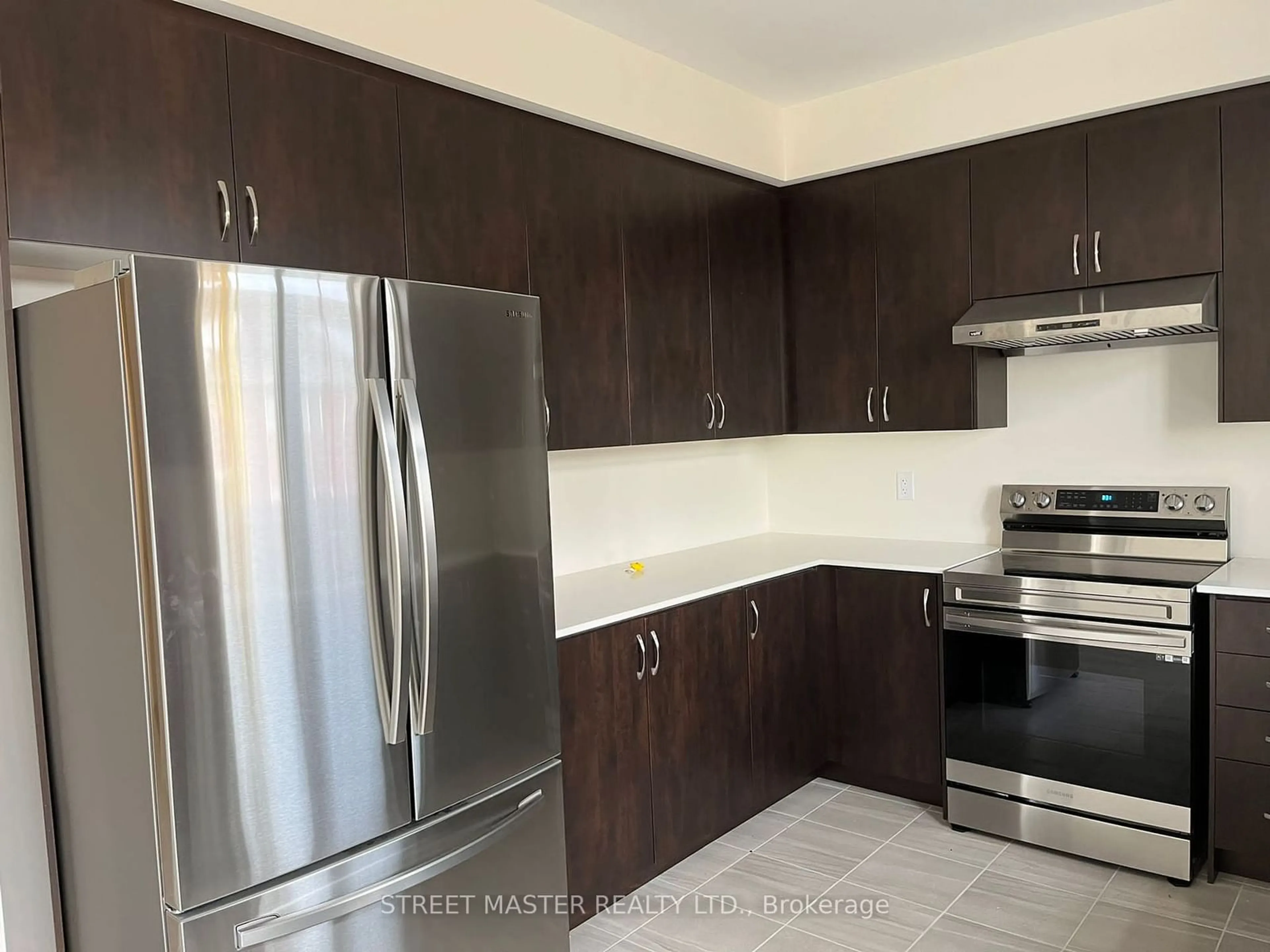 Standard kitchen, wood floors for 2199 Lozenby St, Innisfil Ontario L9S 0E1