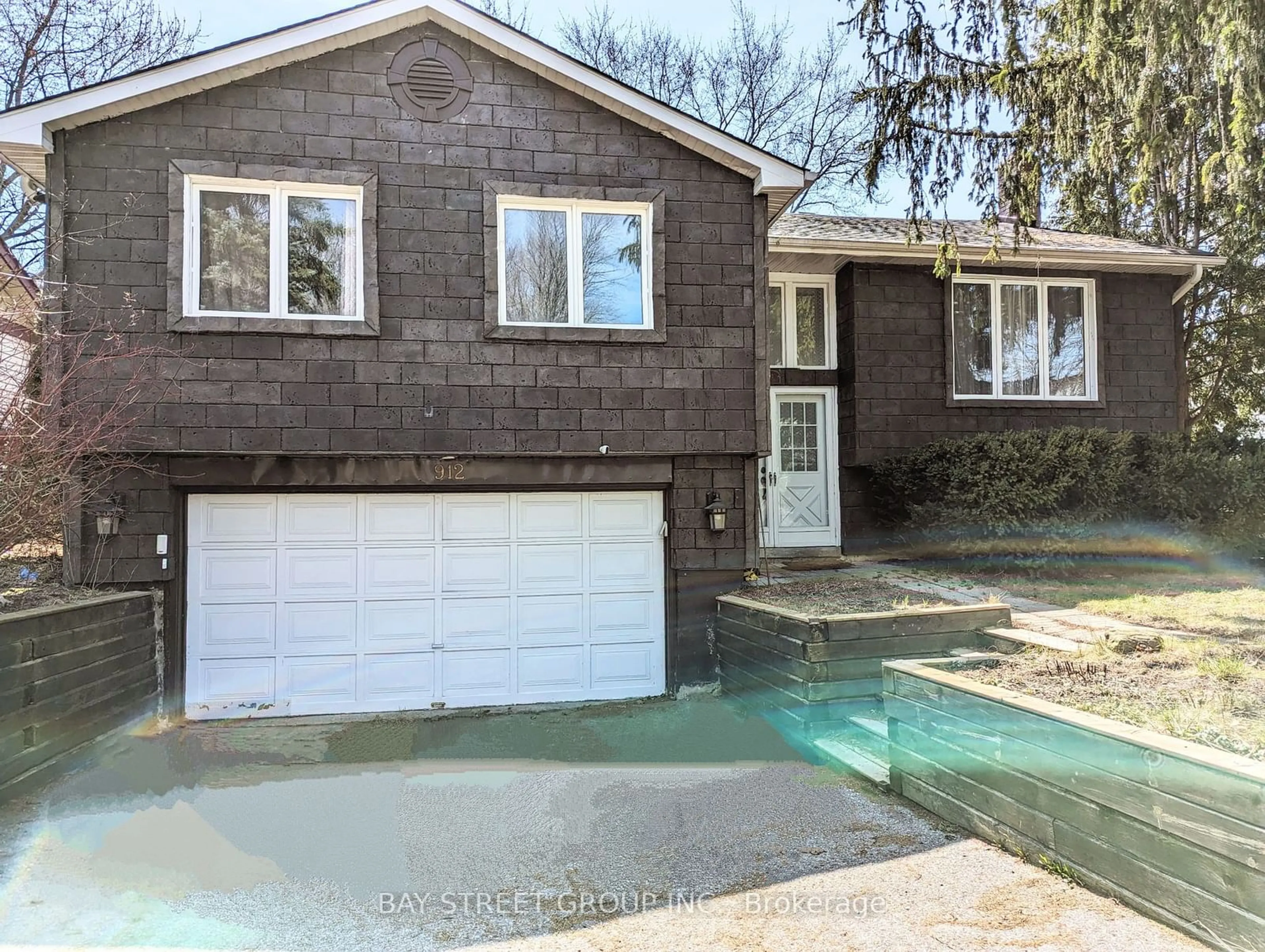 Frontside or backside of a home, the street view for 912 Janette St, Newmarket Ontario L3Y 5K2