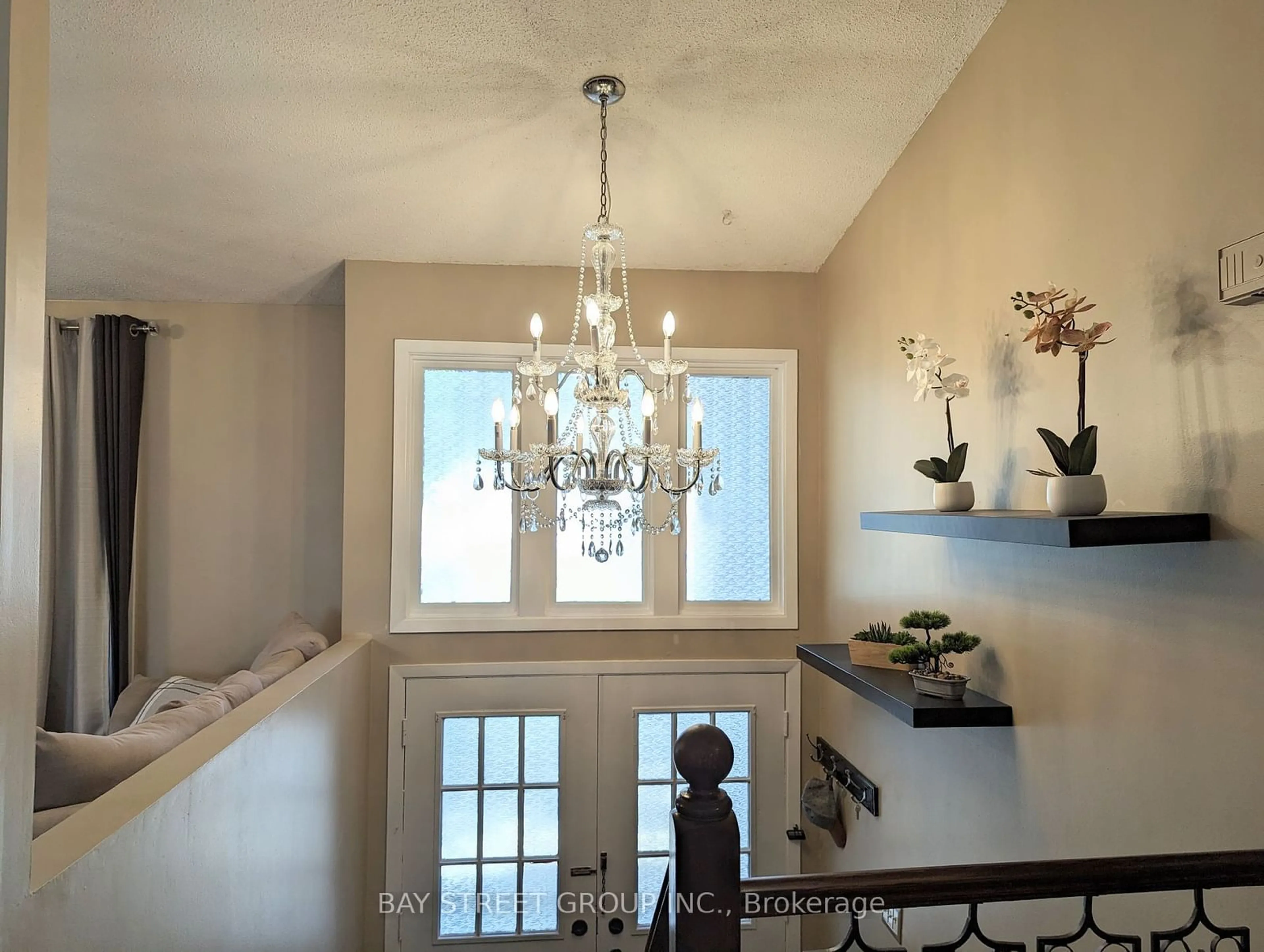 Indoor foyer, wood floors for 912 Janette St, Newmarket Ontario L3Y 5K2