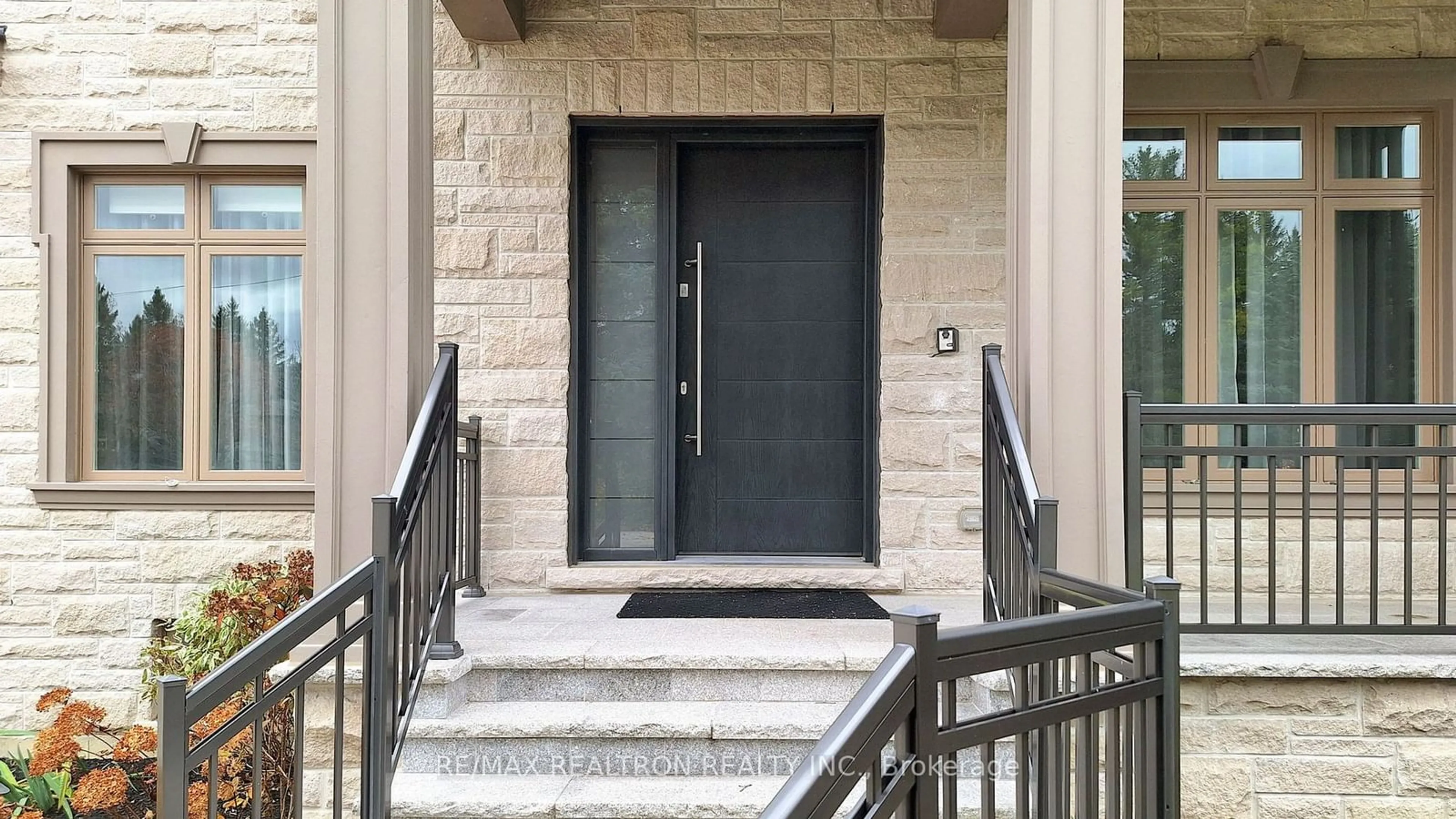 Indoor entryway, cement floor for 21 Rosegarden Cres, Richmond Hill Ontario L4E 2P3