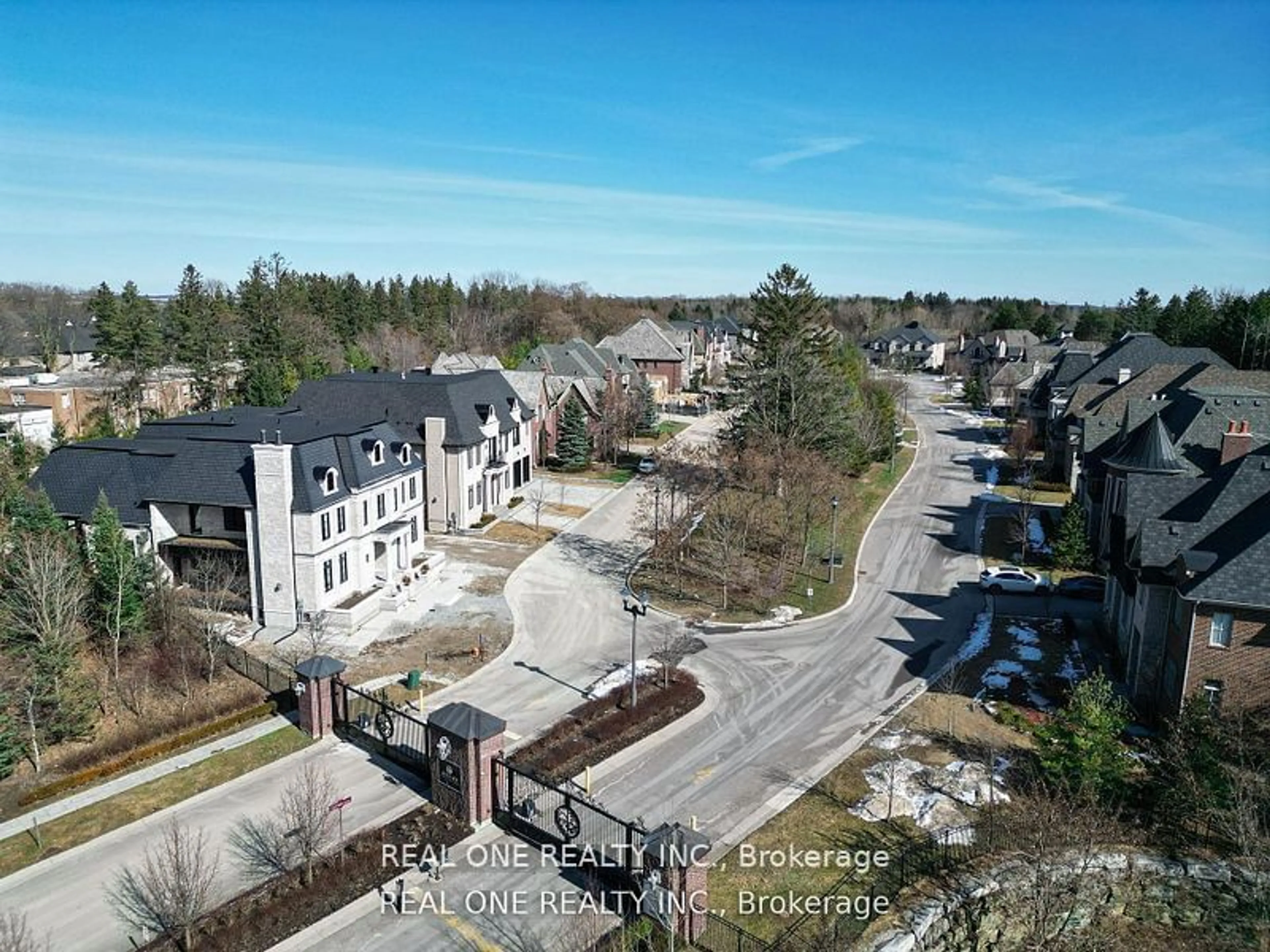 A pic from exterior of the house or condo, the street view for 54 Davina Circ, Aurora Ontario L4G 0T1