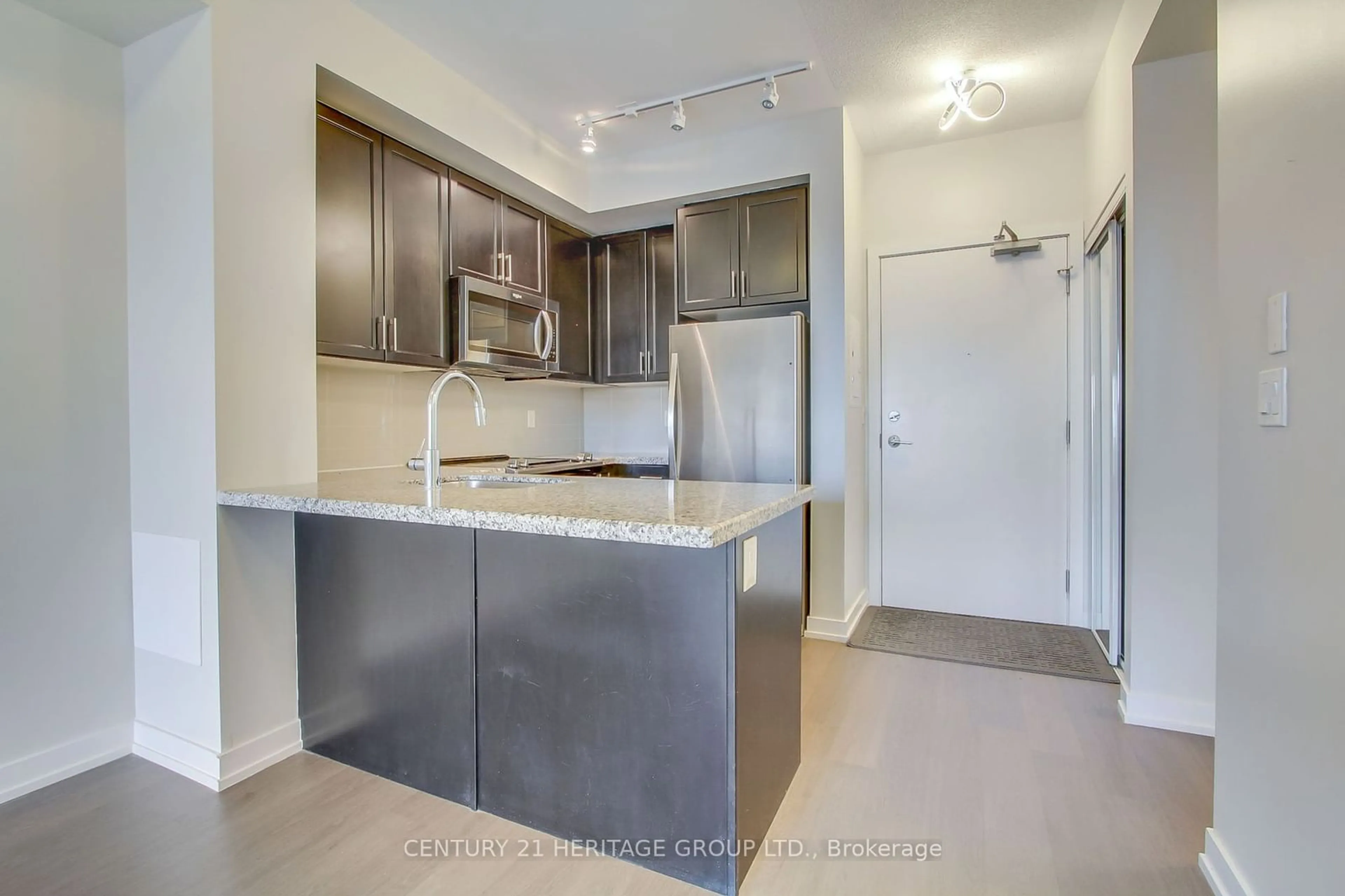 Open concept kitchen for 555 William Graham Dr #250, Aurora Ontario L4G 7C4