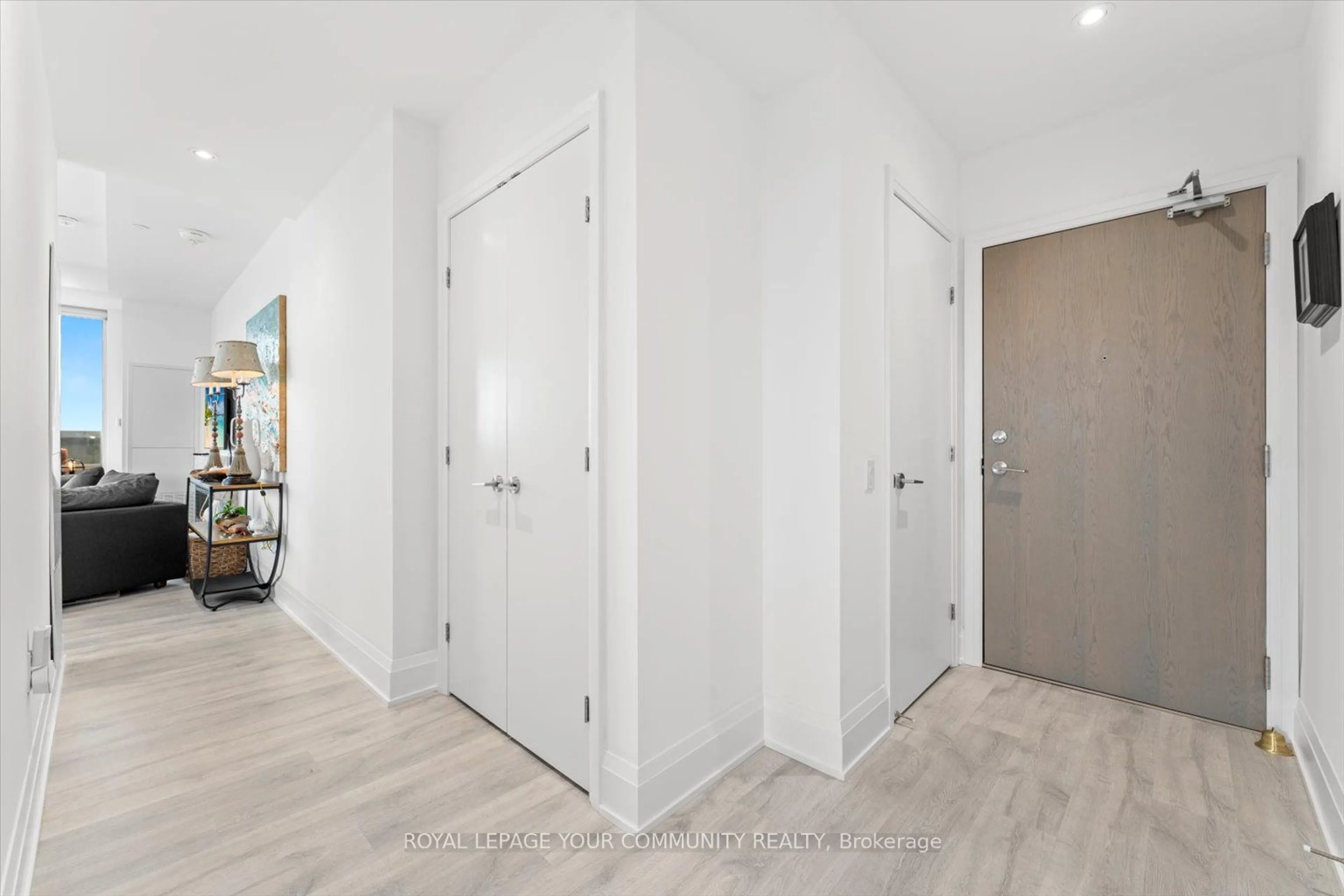 Indoor entryway, wood floors for 4800 Highway 7 #1001, Vaughan Ontario L4L 1H8