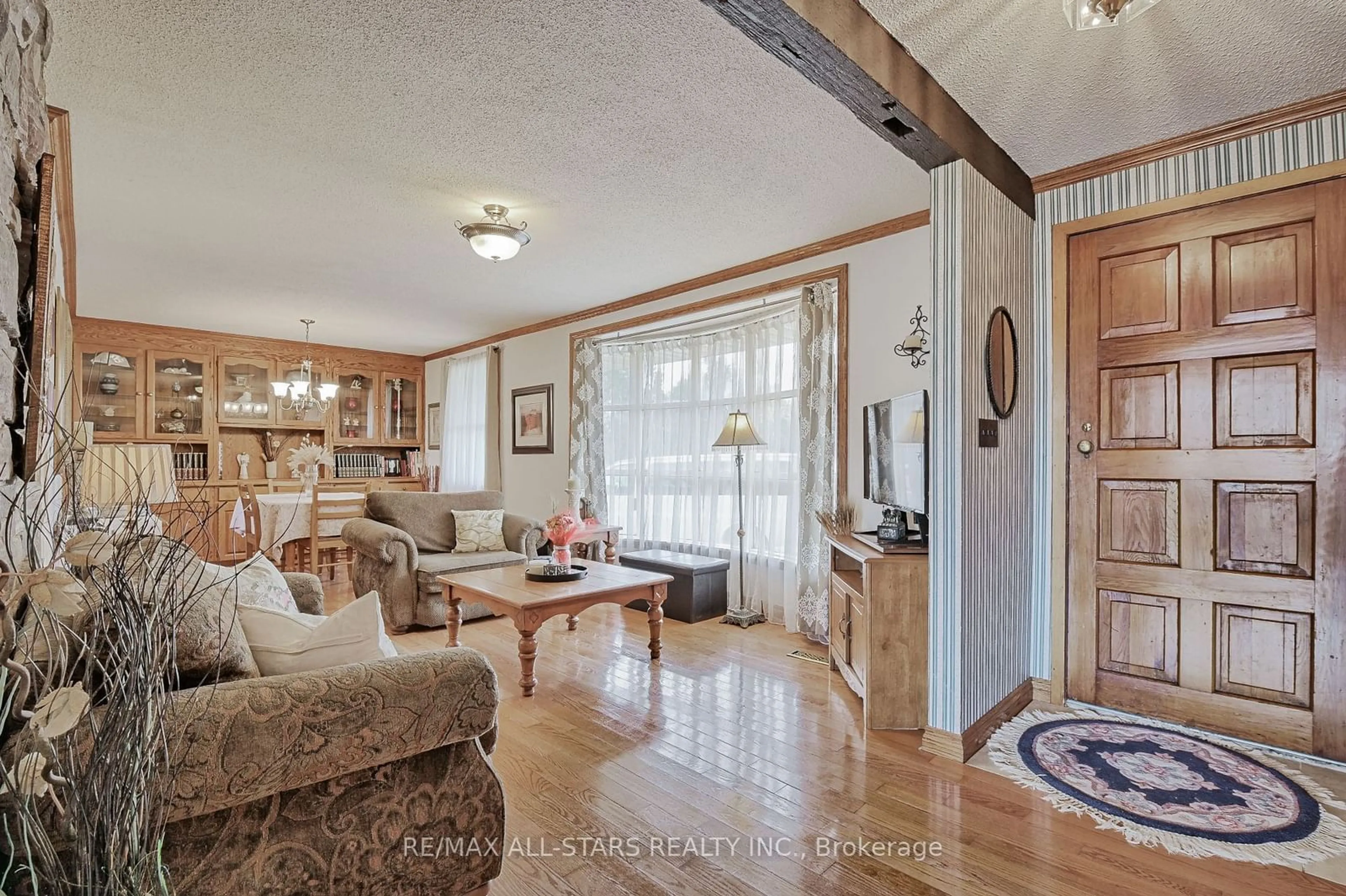 Living room, wood floors for 12571 Kennedy Rd, Whitchurch-Stouffville Ontario L4A 7X5