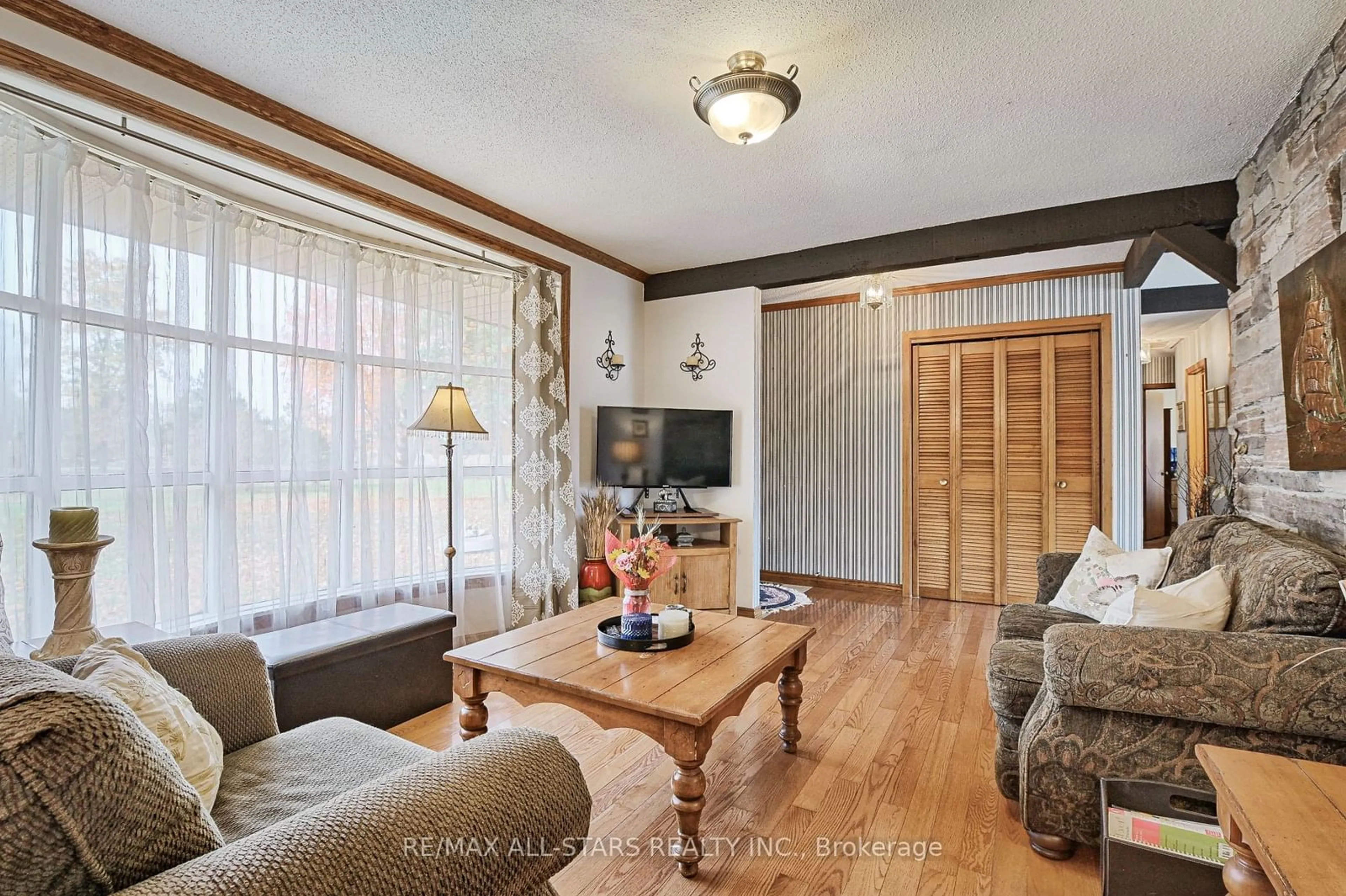 Living room, wood floors for 12571 Kennedy Rd, Whitchurch-Stouffville Ontario L4A 7X5