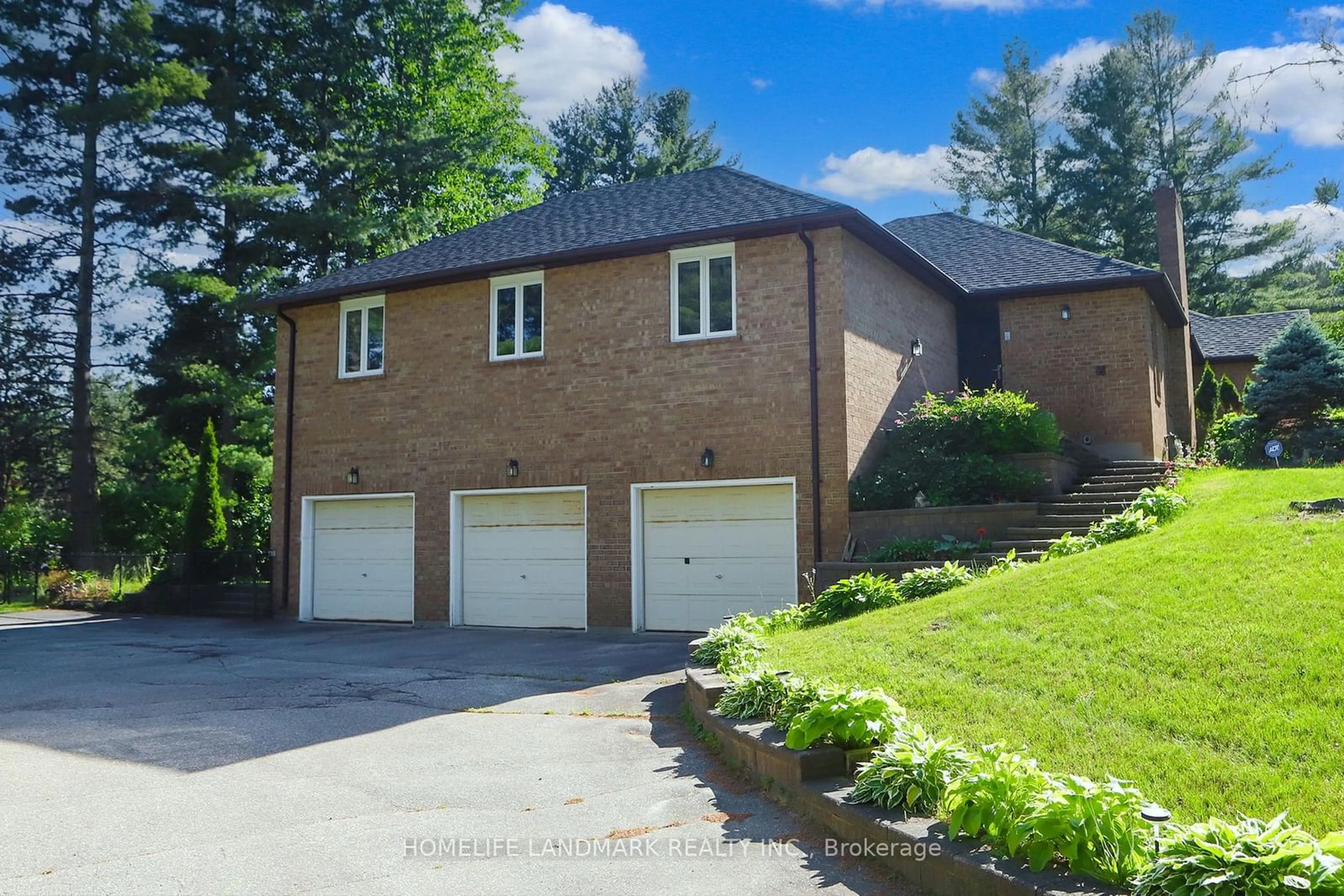 Frontside or backside of a home, cottage for 11 Marcus Crt, Vaughan Ontario L6A 1G2