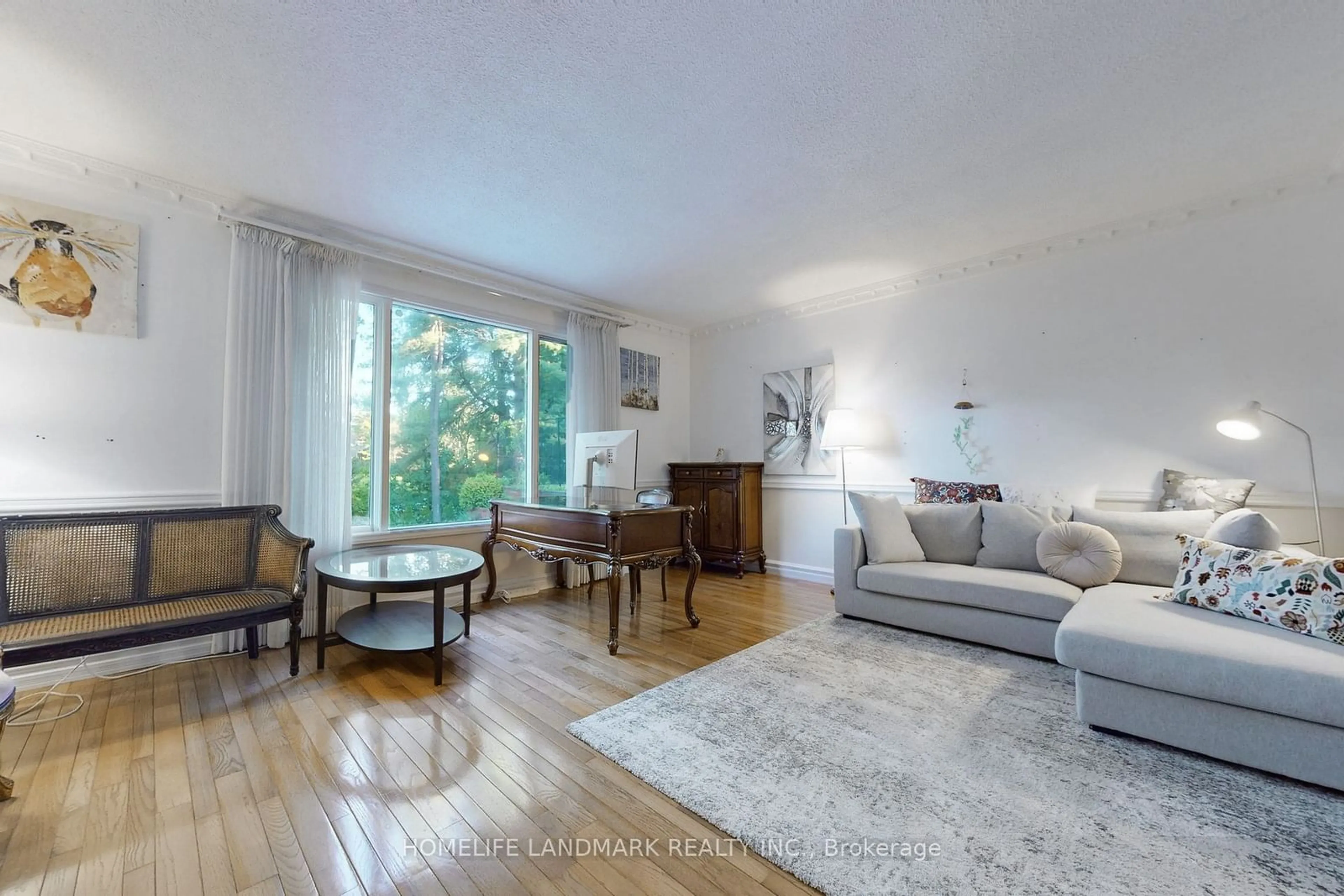 A pic of a room, wood floors for 11 Marcus Crt, Vaughan Ontario L6A 1G2