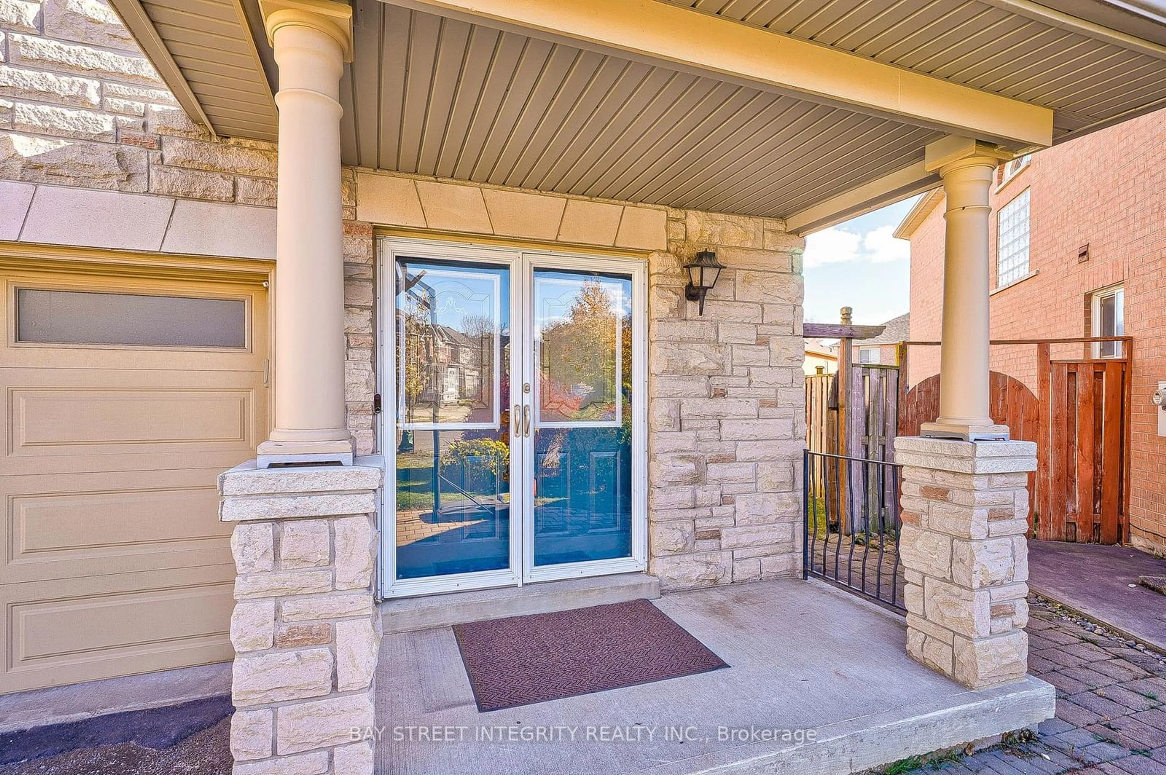 Indoor entryway, carpet floors for 79 Westchester Cres, Markham Ontario L6C 2X9