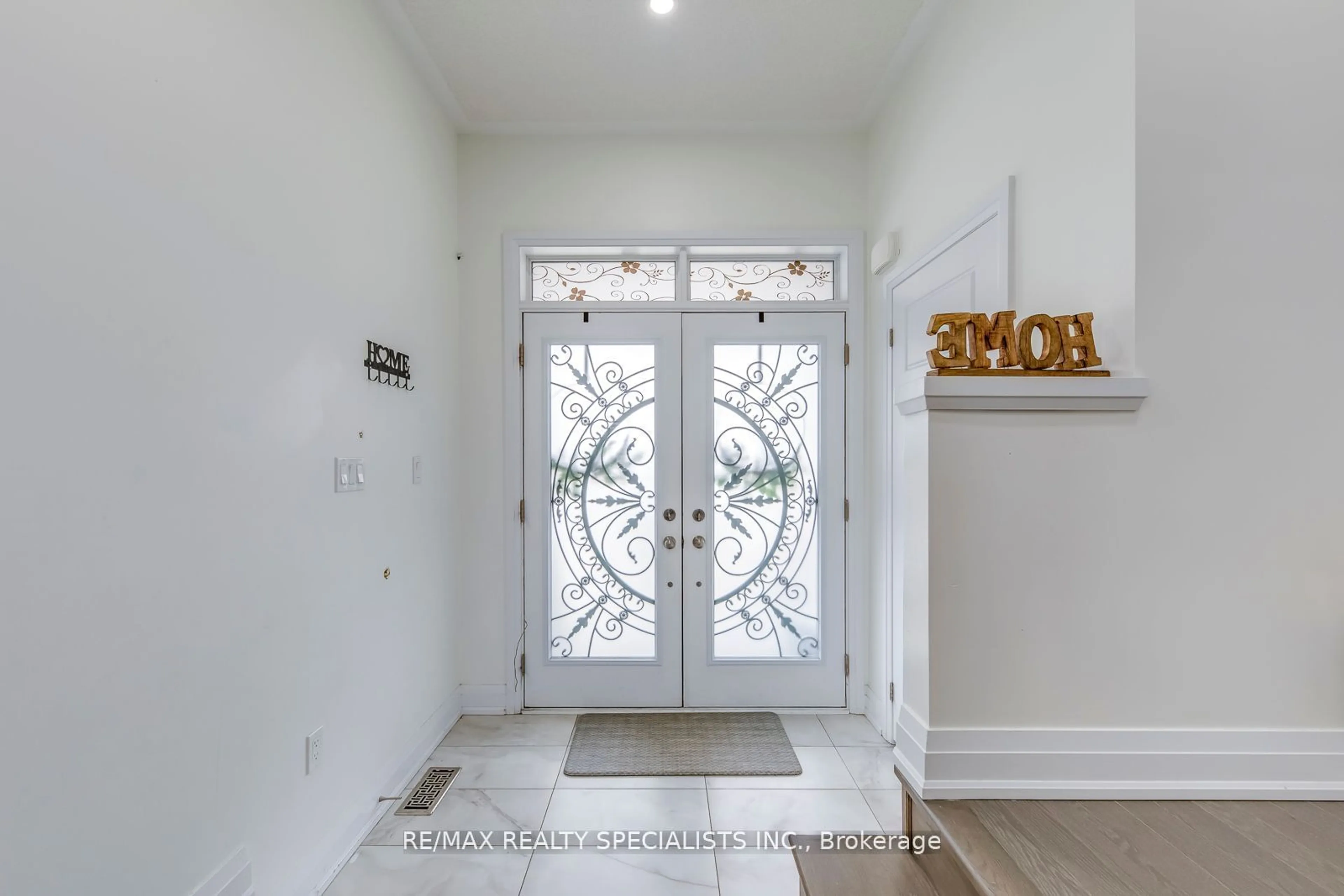 Indoor entryway, wood floors for 61 Tiberini Way, Bradford West Gwillimbury Ontario L3Z 4K3